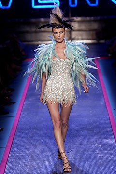 Givenchy F/W 02 Couture Look 32