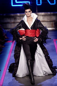 Givenchy F/W 02 Couture Look 38