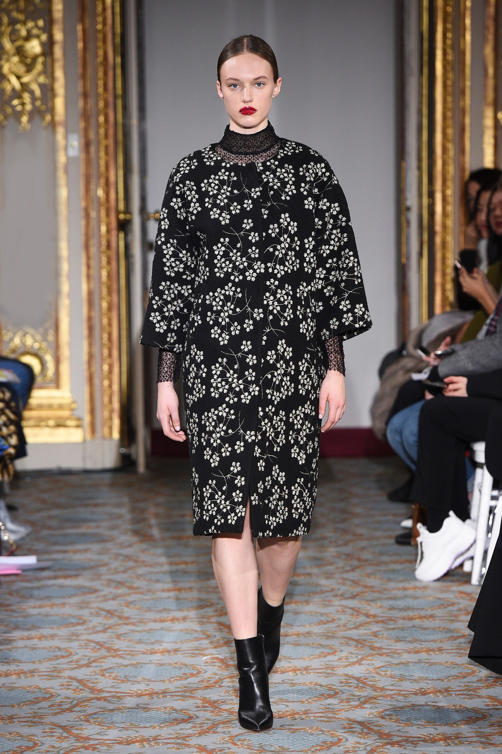 Huishan Zhang F/W 18 Look 24