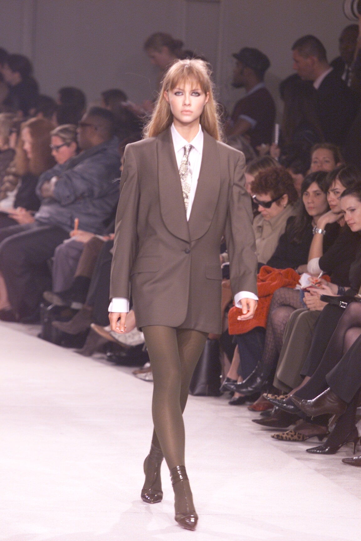 Givenchy F/W 00 Look 1