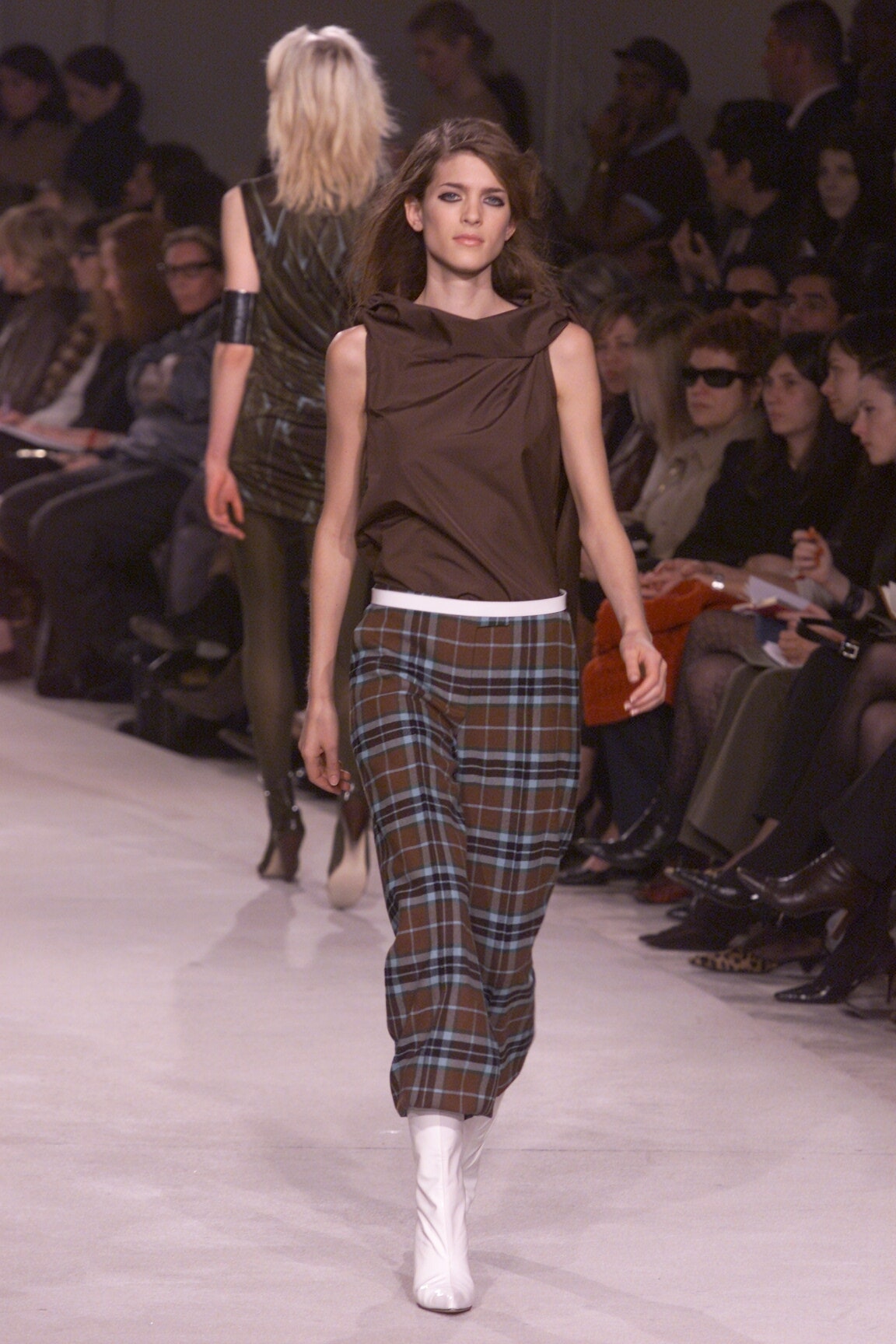 Givenchy F/W 00 Look 28