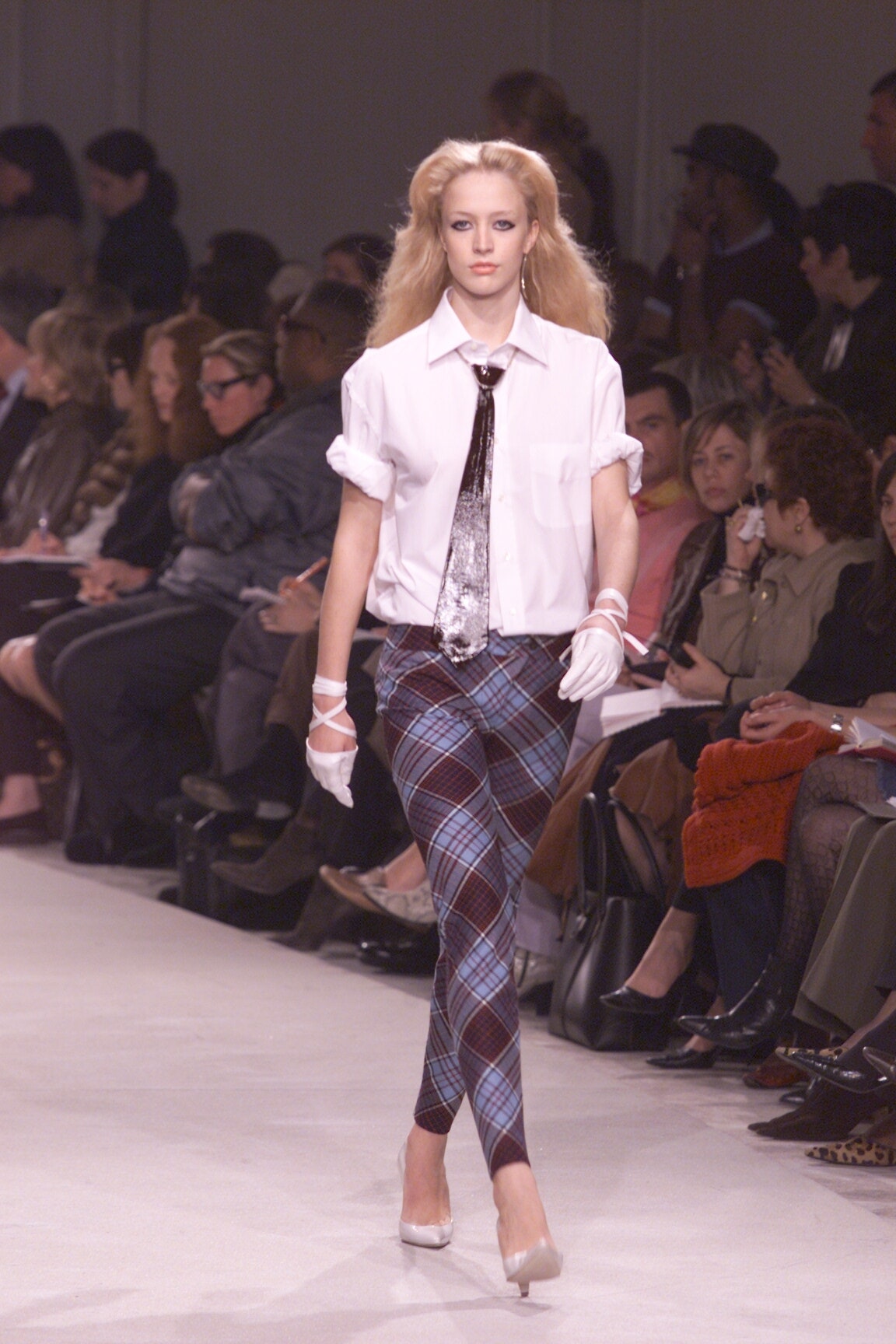 Givenchy F/W 00 Look 32