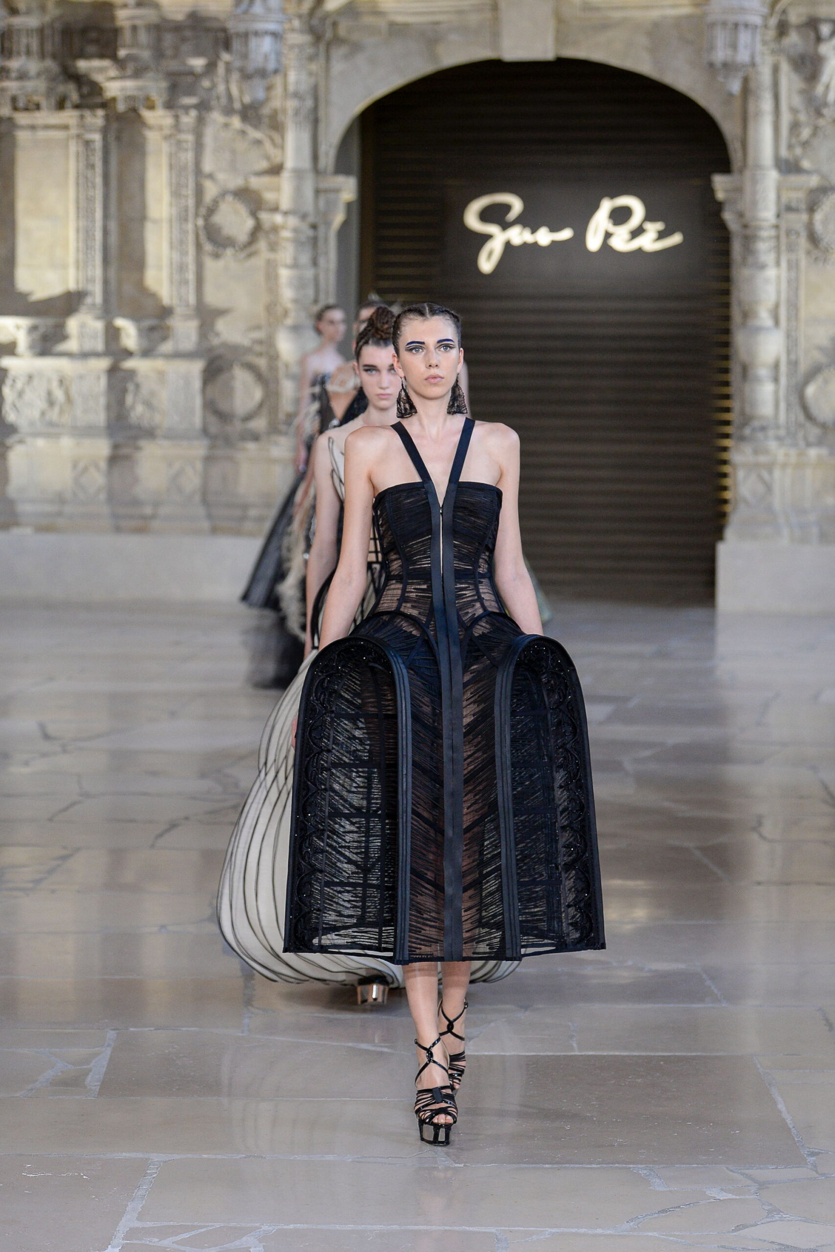 Guo Pei F/W 18 Couture Look 32
