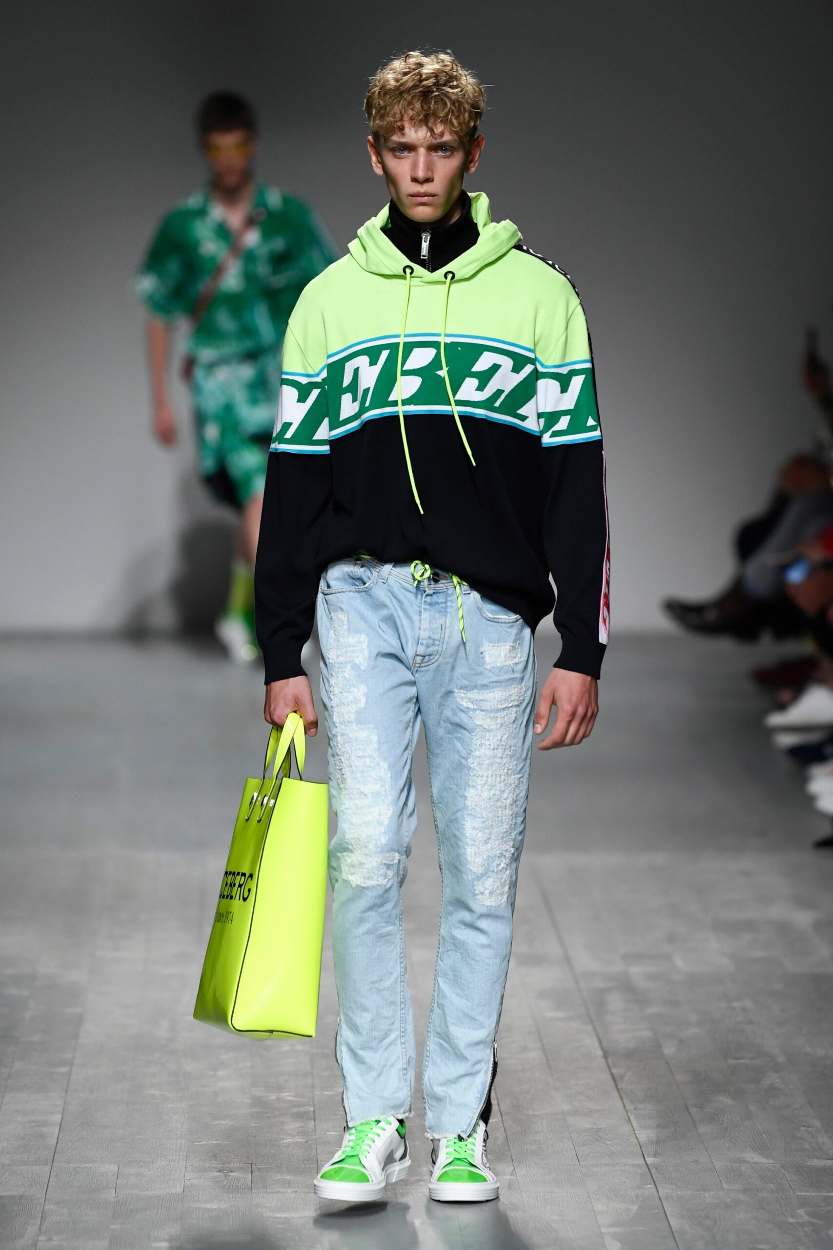 Iceberg Resort 19 Look 24