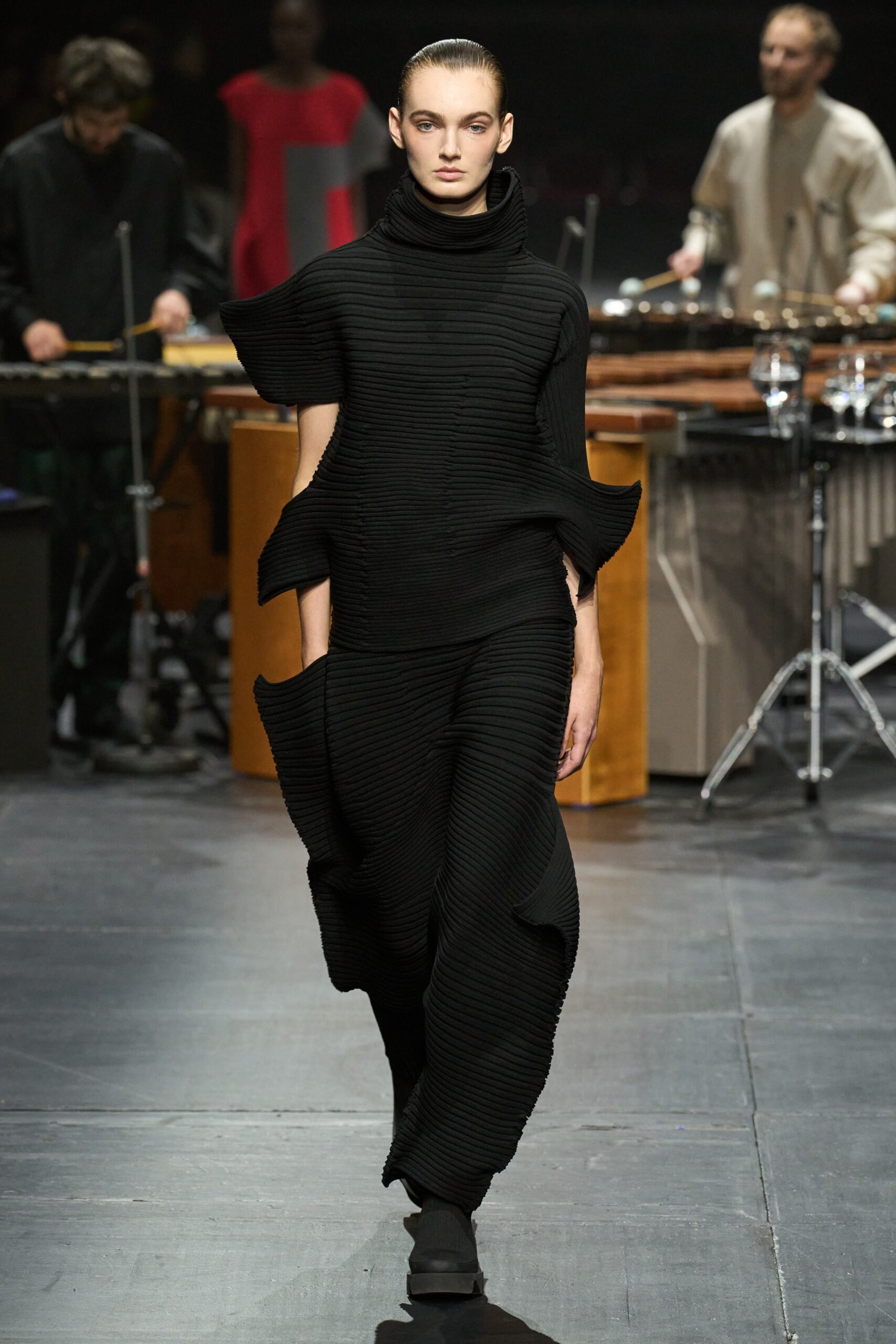 Issey Miyake F/W 23 Look 33