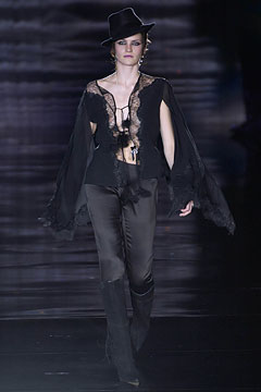 Julien Macdonald F/W 02 Look 36