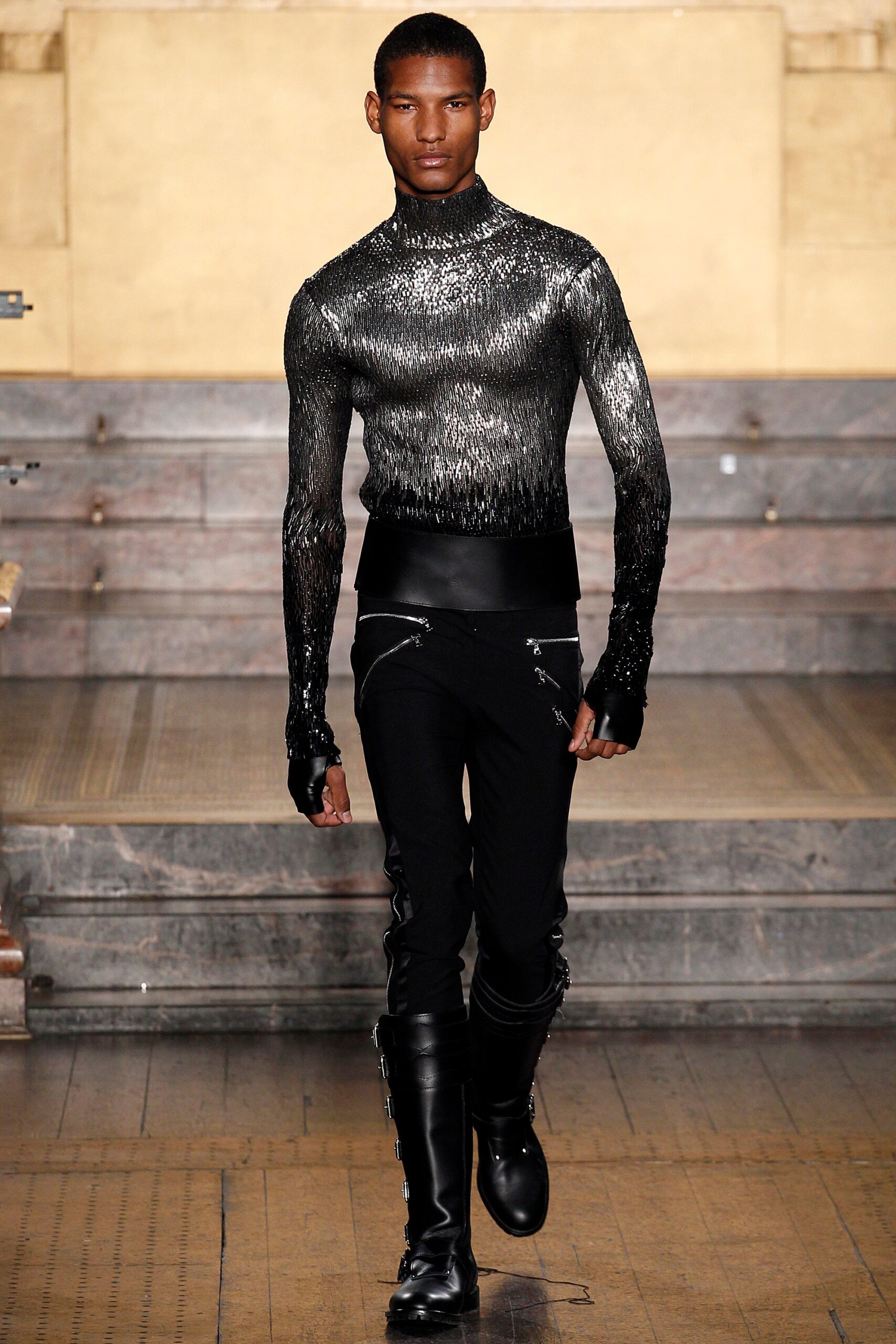 Julien Macdonald Fall 2016 Ready-to-Wear
