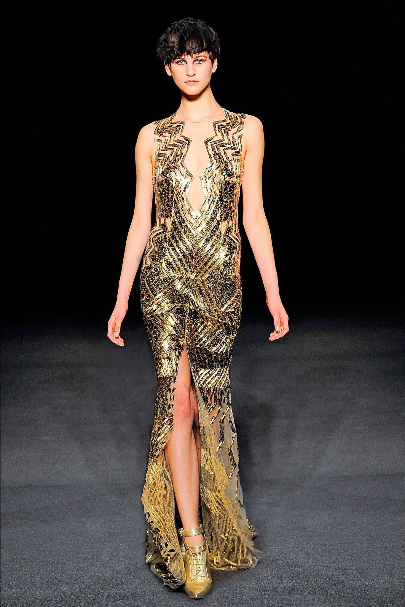 Julien Macdonald Fall 2013 Ready-to-Wear