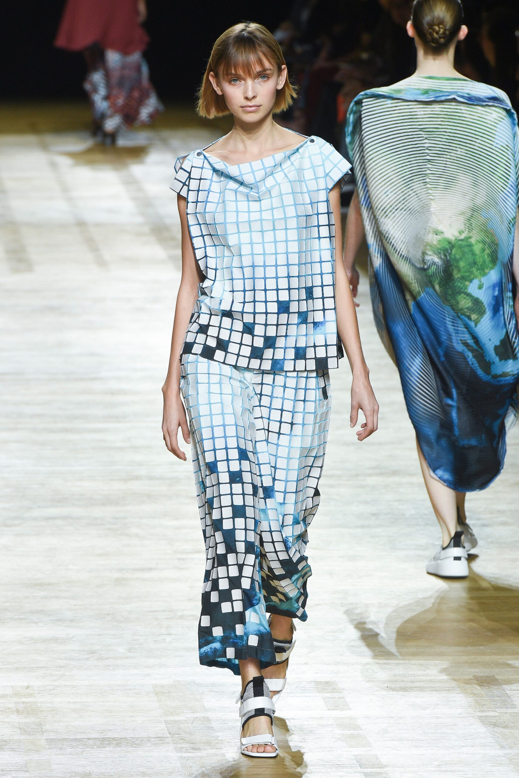 Issey Miyake S/S 18 Look 1