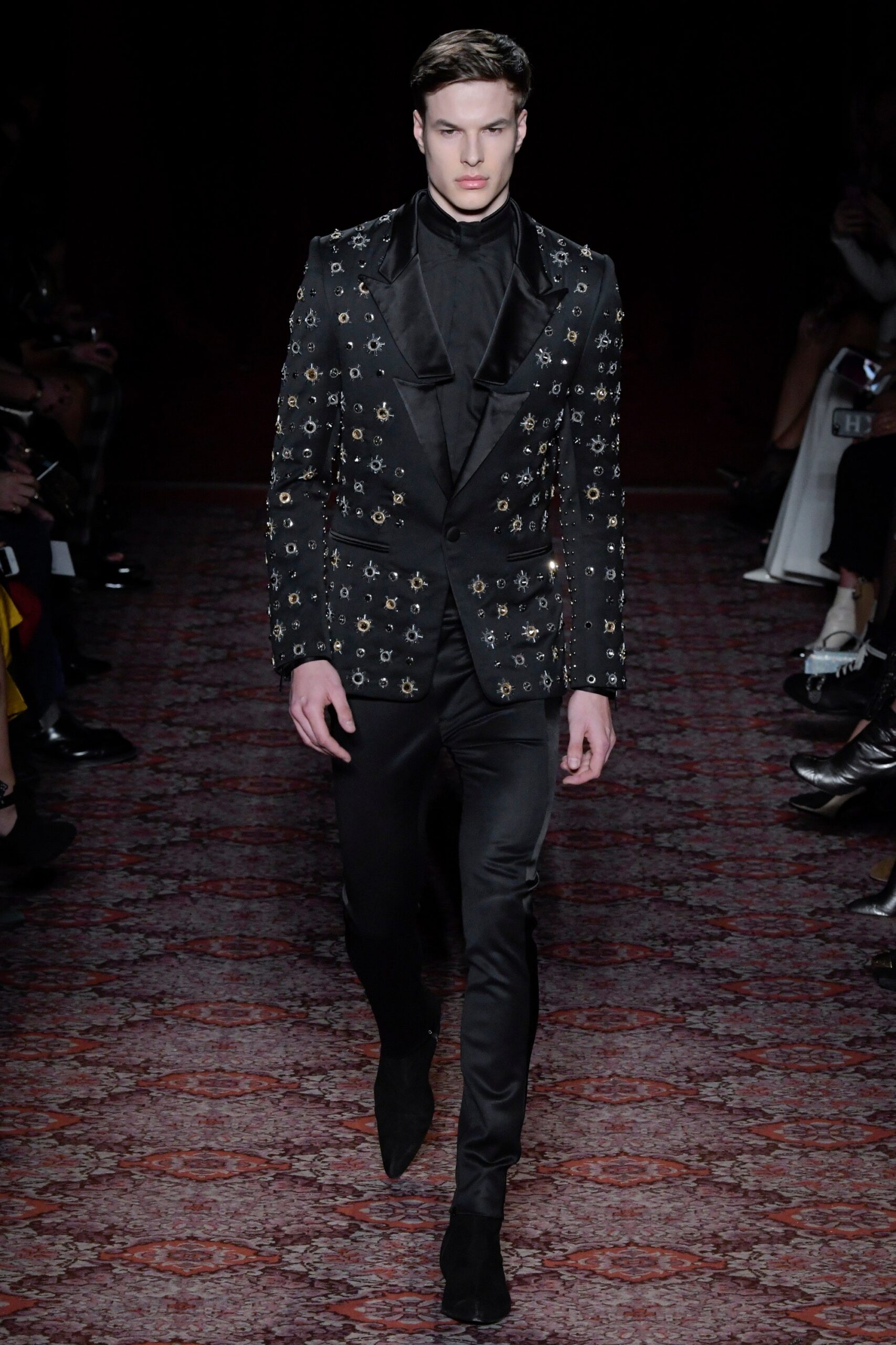 Julien Macdonald F/W 17 Look 38