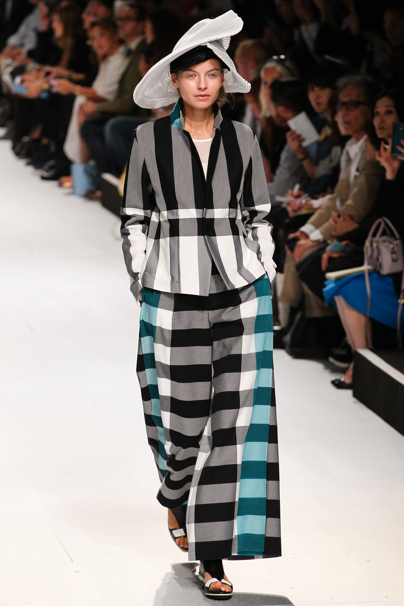 Issey Miyake S/S 15 Look 35