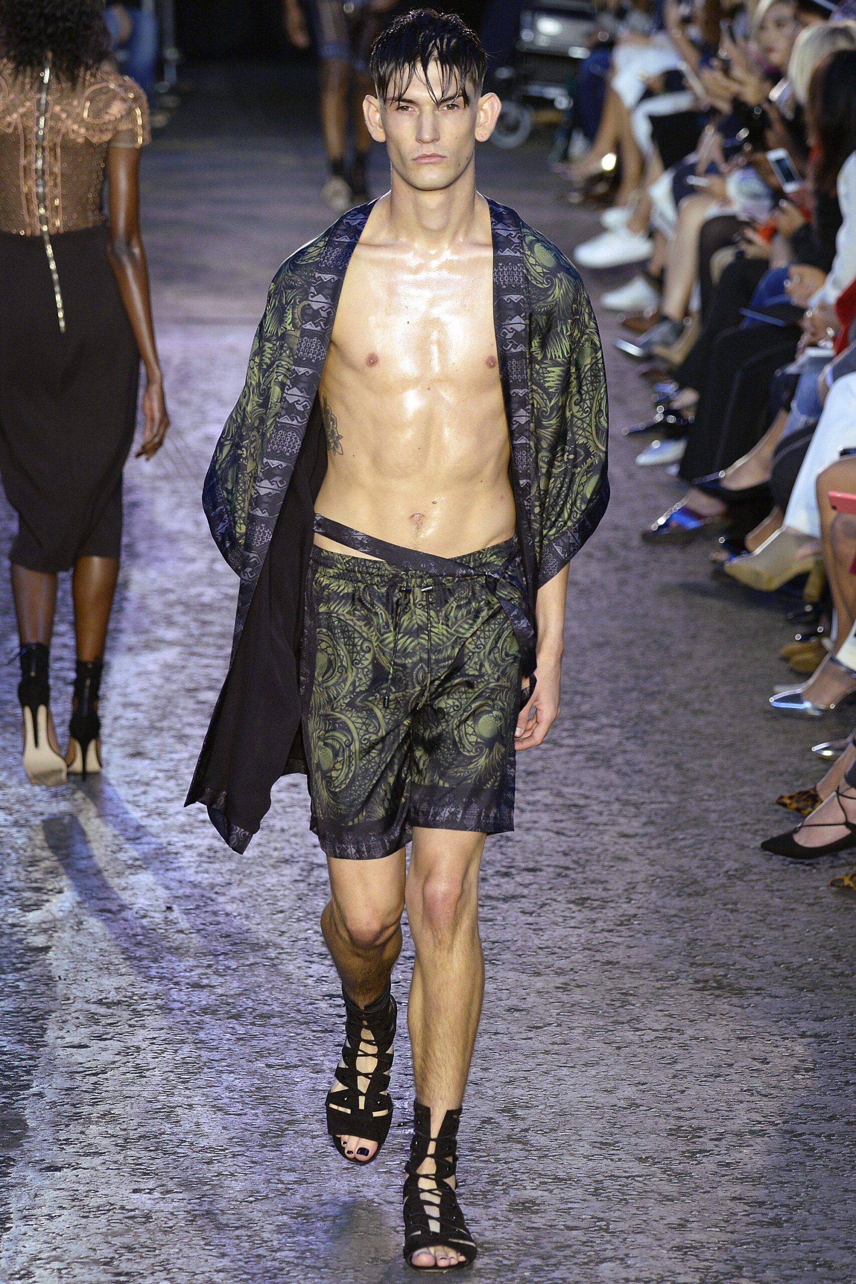 Julien Macdonald S/S 16 Look 10