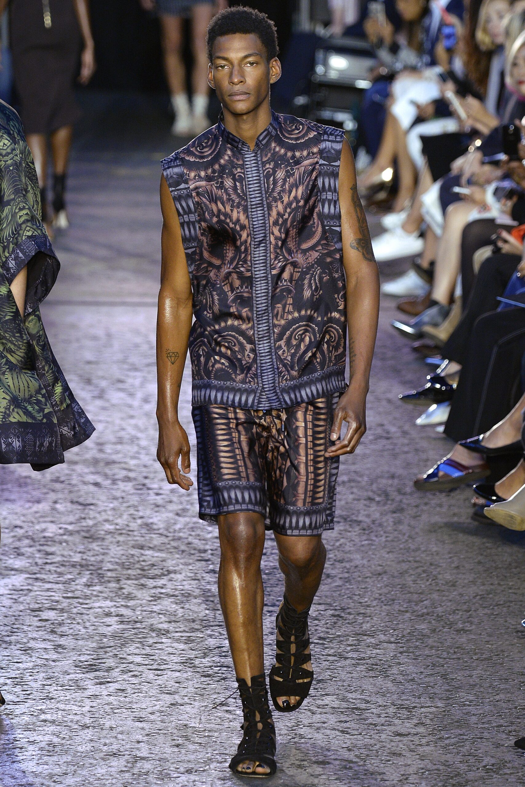 Julien Macdonald S/S 16 Look 11