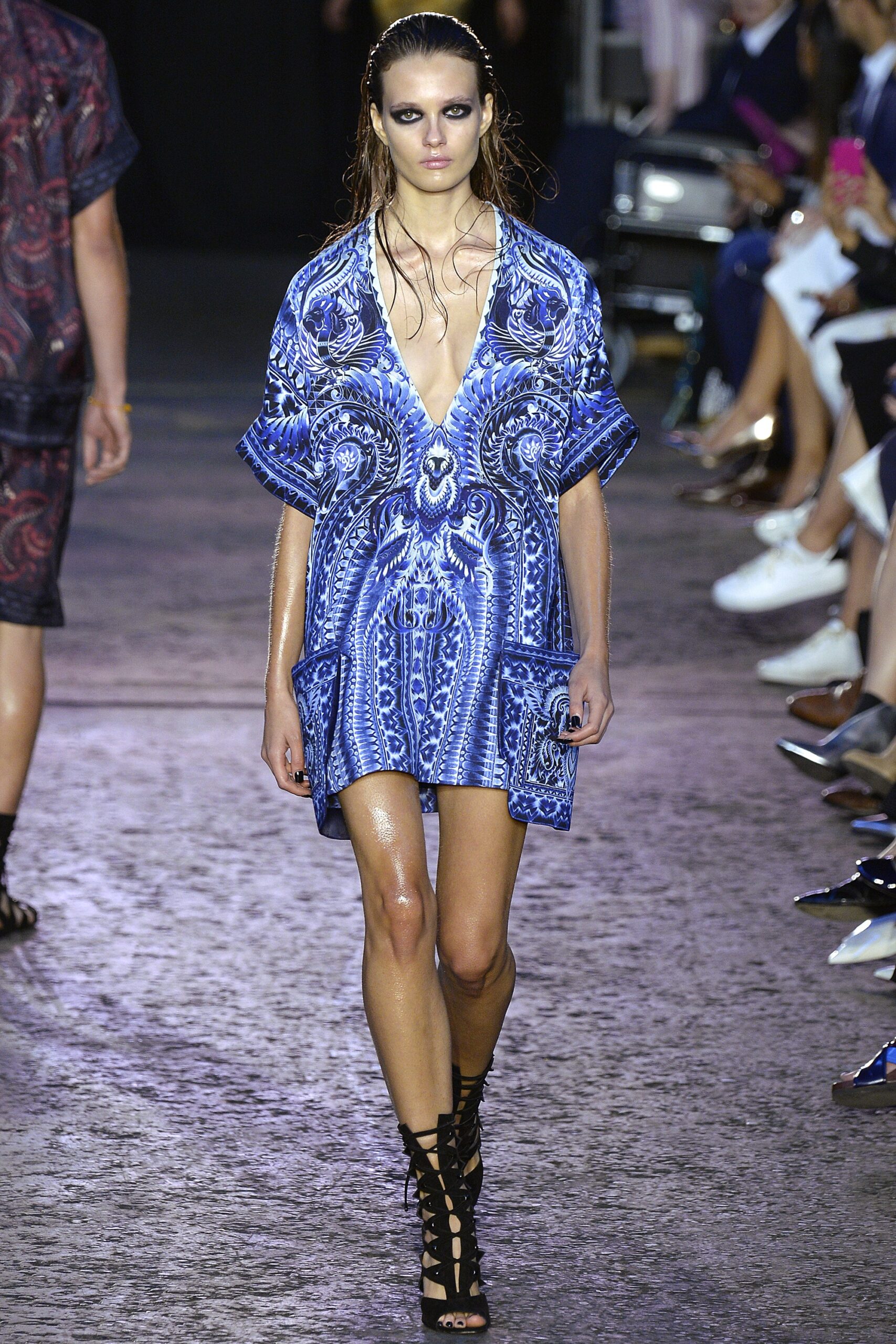 Julien Macdonald S/S 16 Look 14