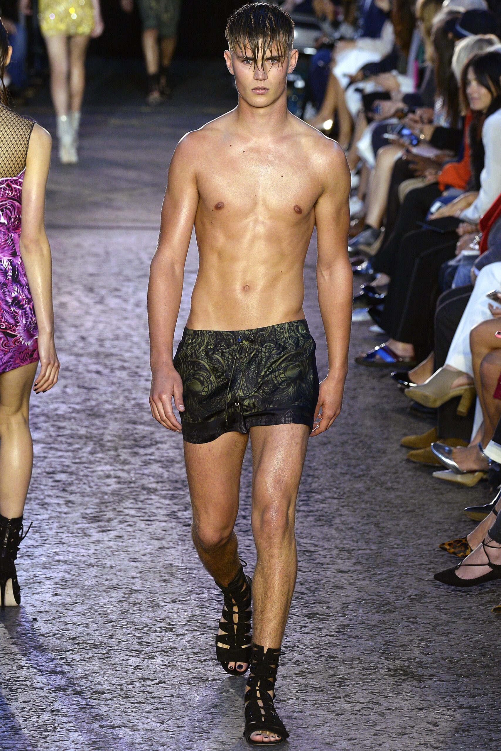 Julien Macdonald S/S 16 Look 21