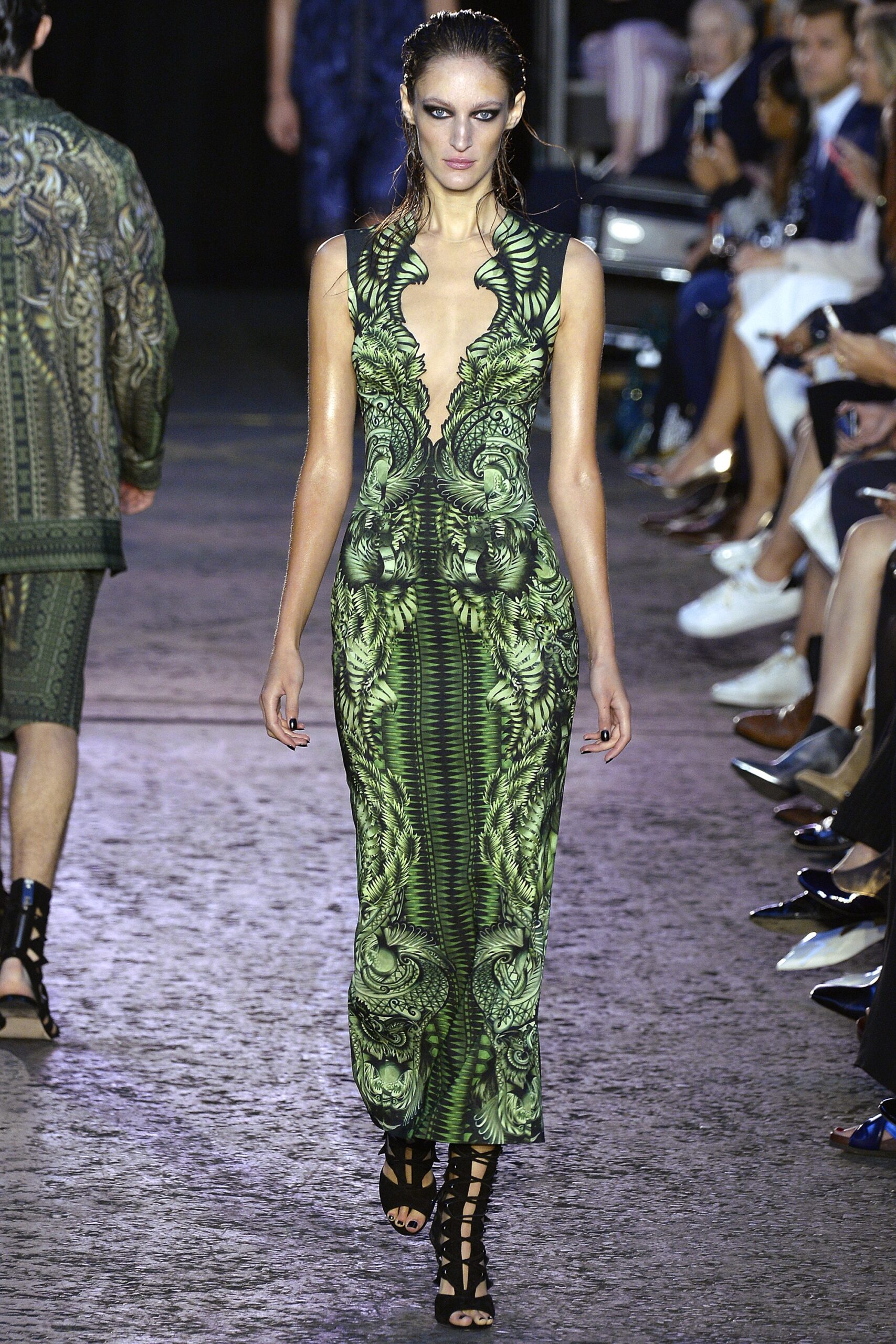Julien Macdonald S/S 16 Look 23