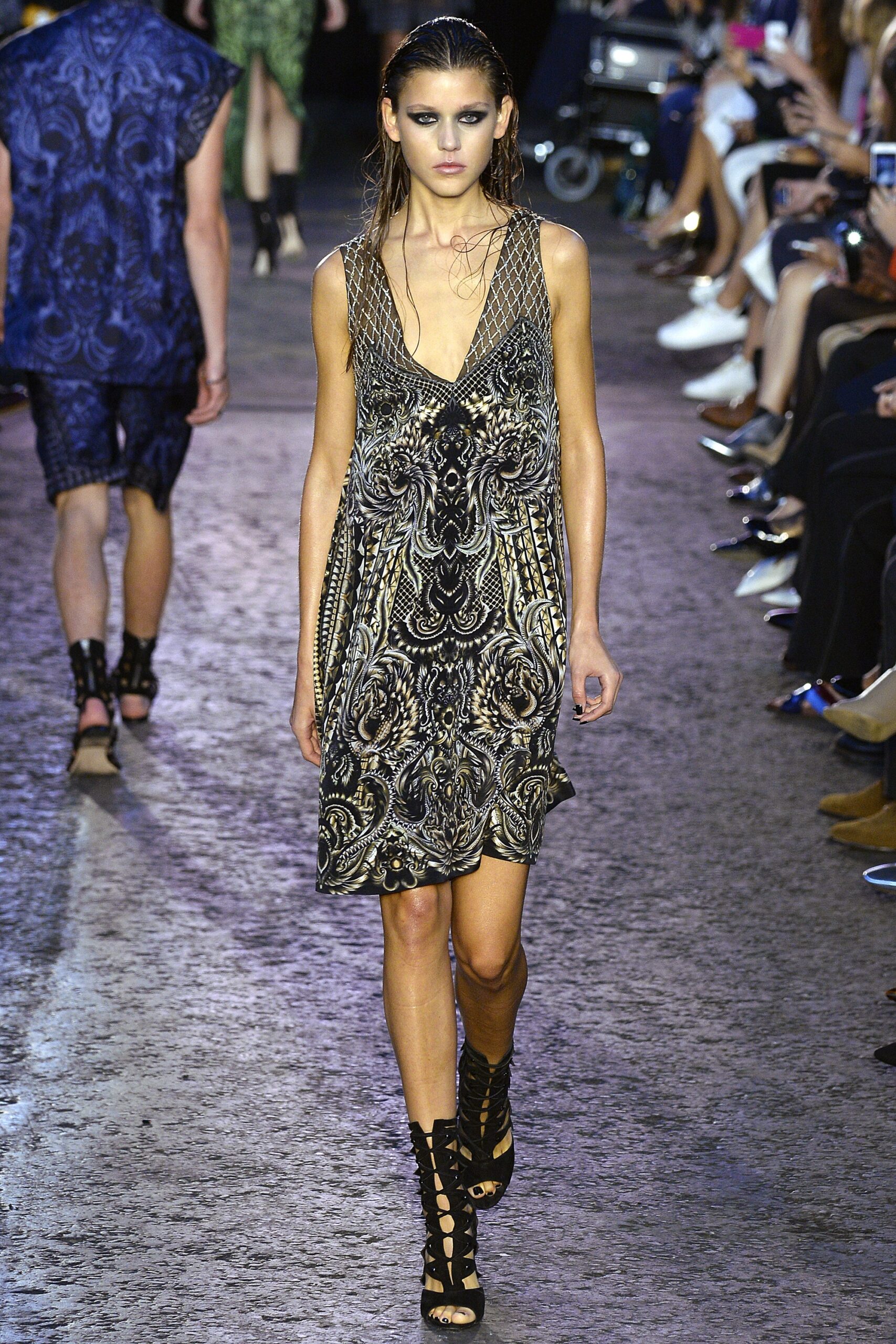 Julien Macdonald S/S 16 Look 25