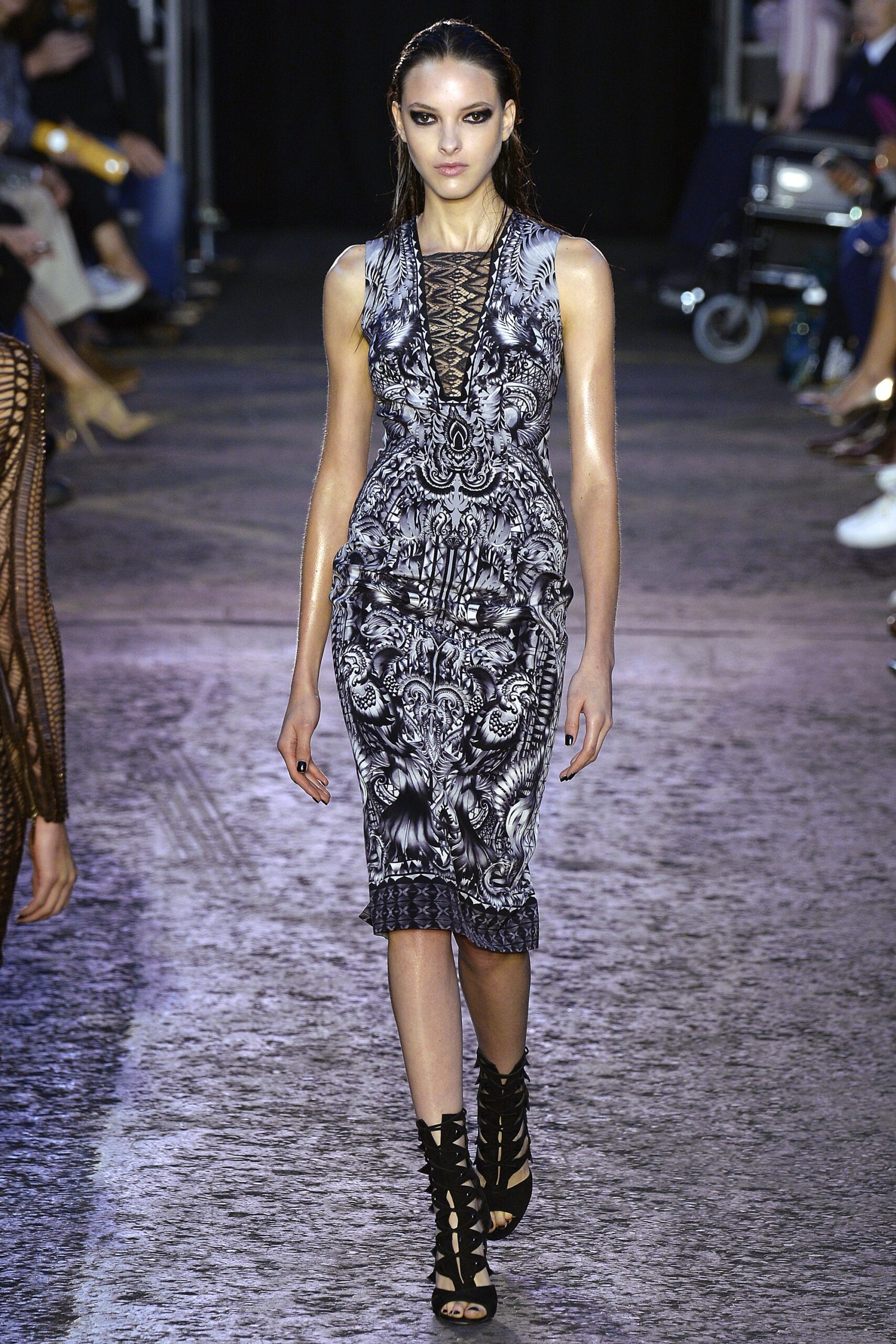 Julien Macdonald S/S 16 Look 28