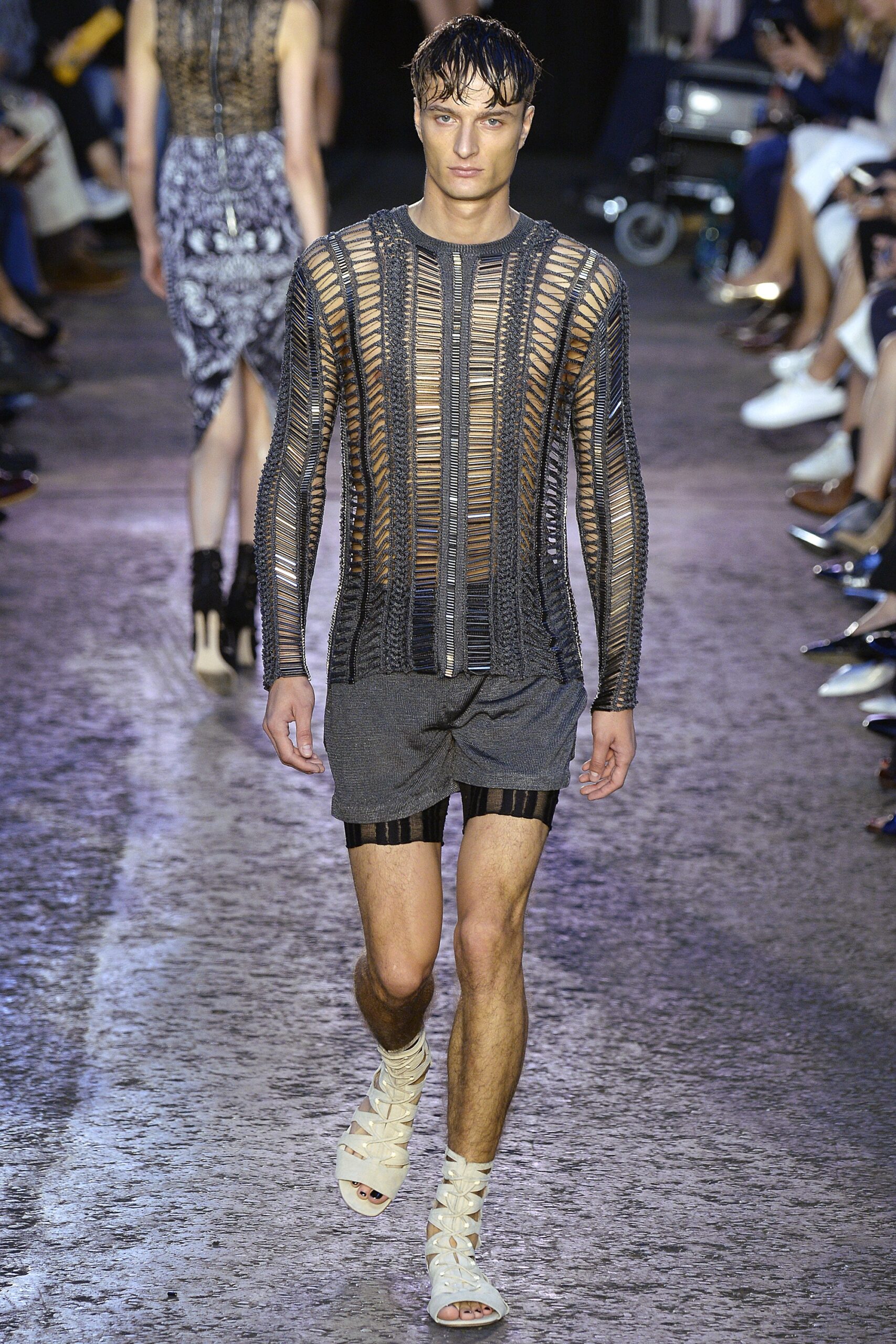 Julien Macdonald S/S 16 Look 29