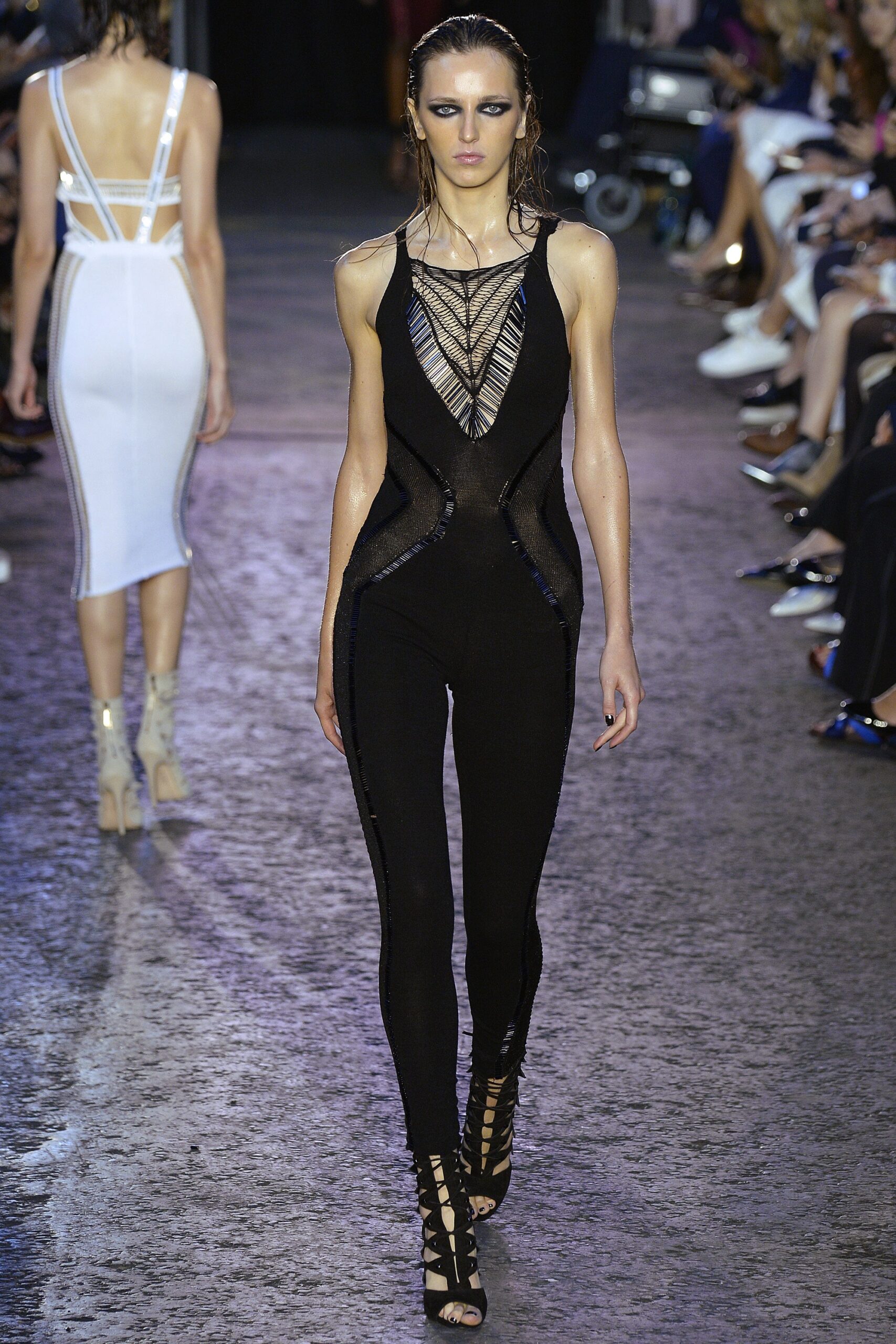 Julien Macdonald S/S 16 Look 39