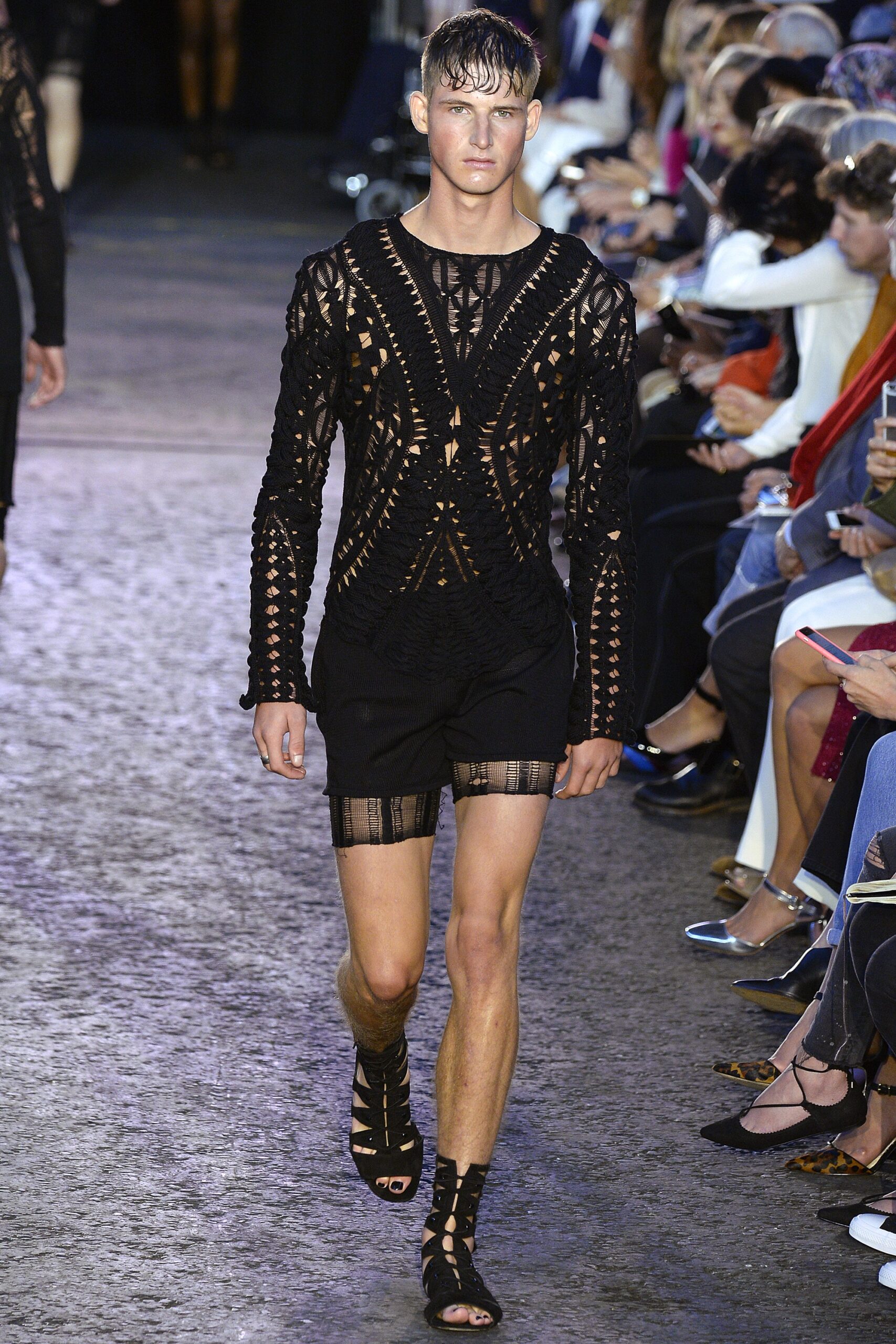 Julien Macdonald S/S 16 Look 43