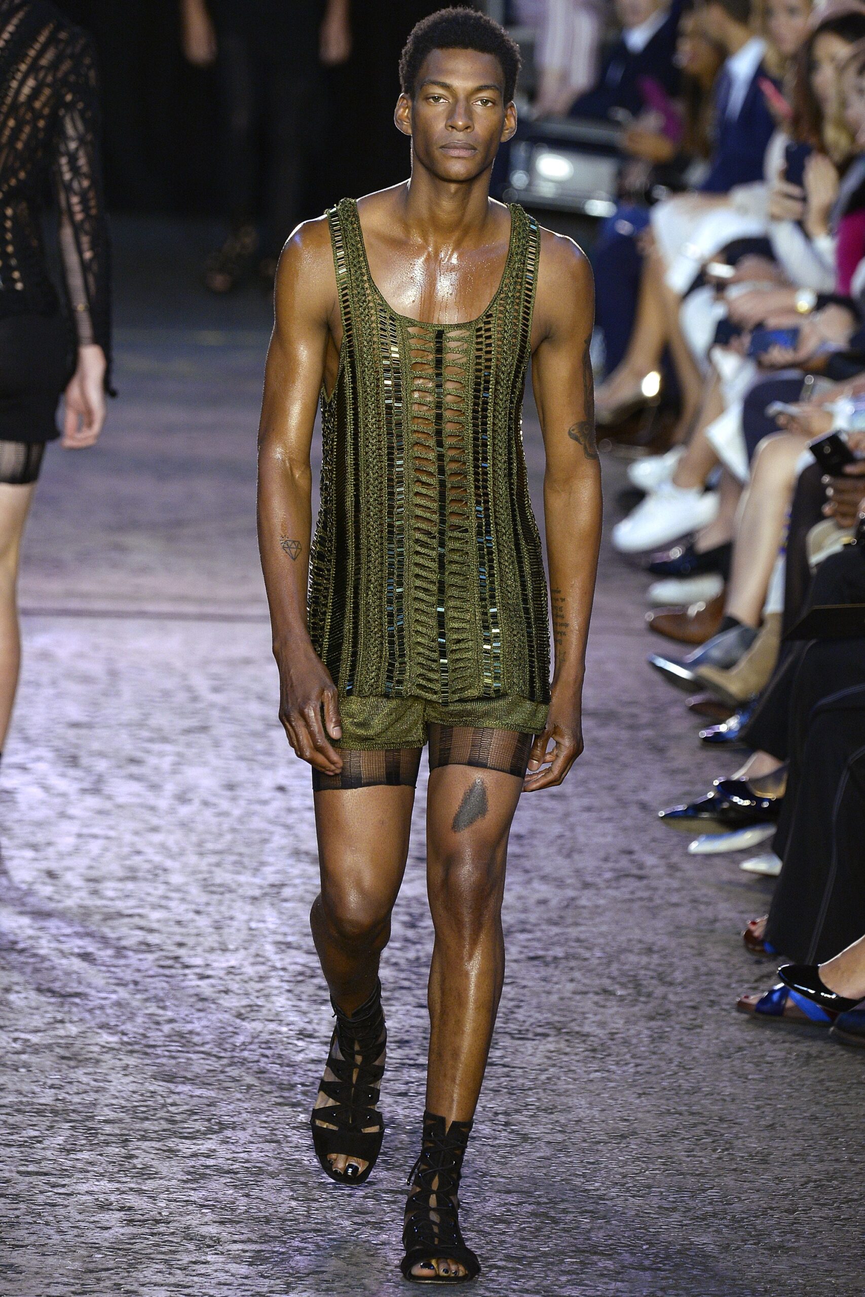 Julien Macdonald S/S 16 Look 44