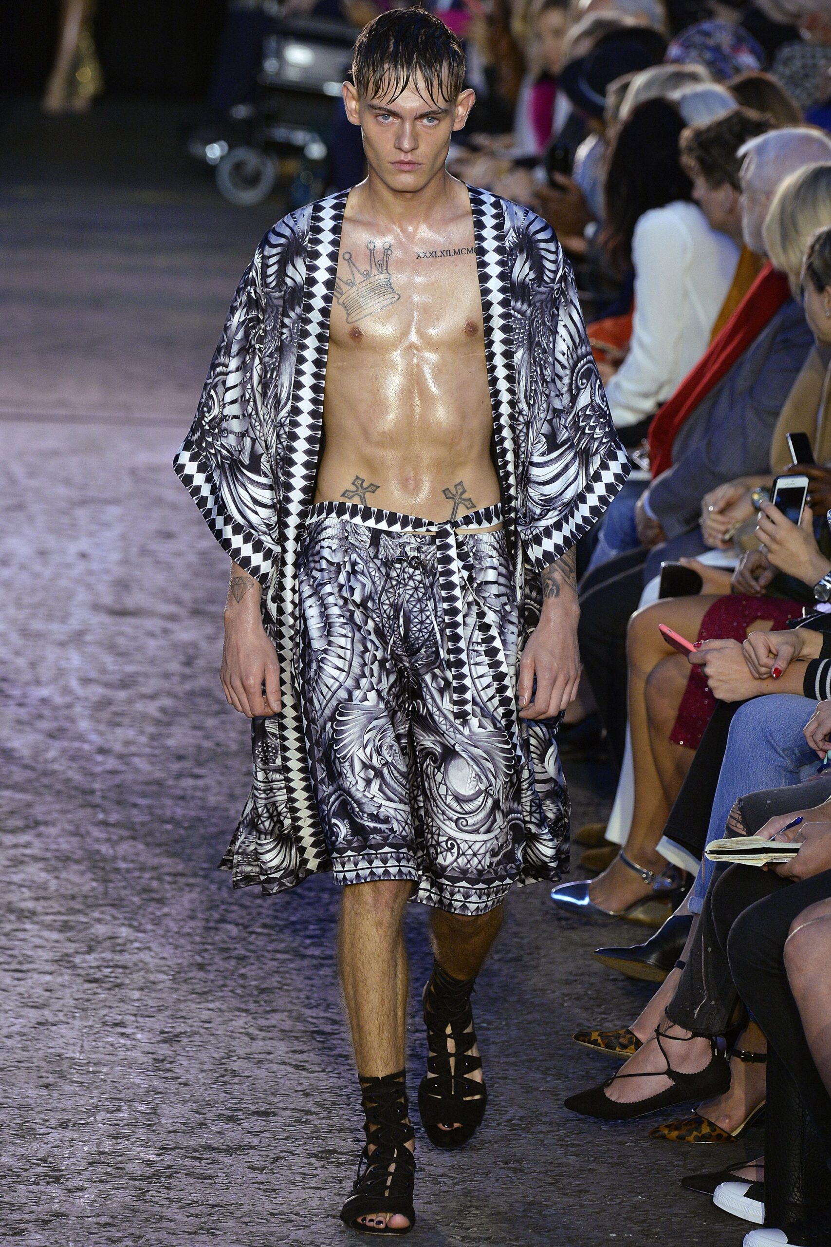 Julien Macdonald S/S 16 Look 46