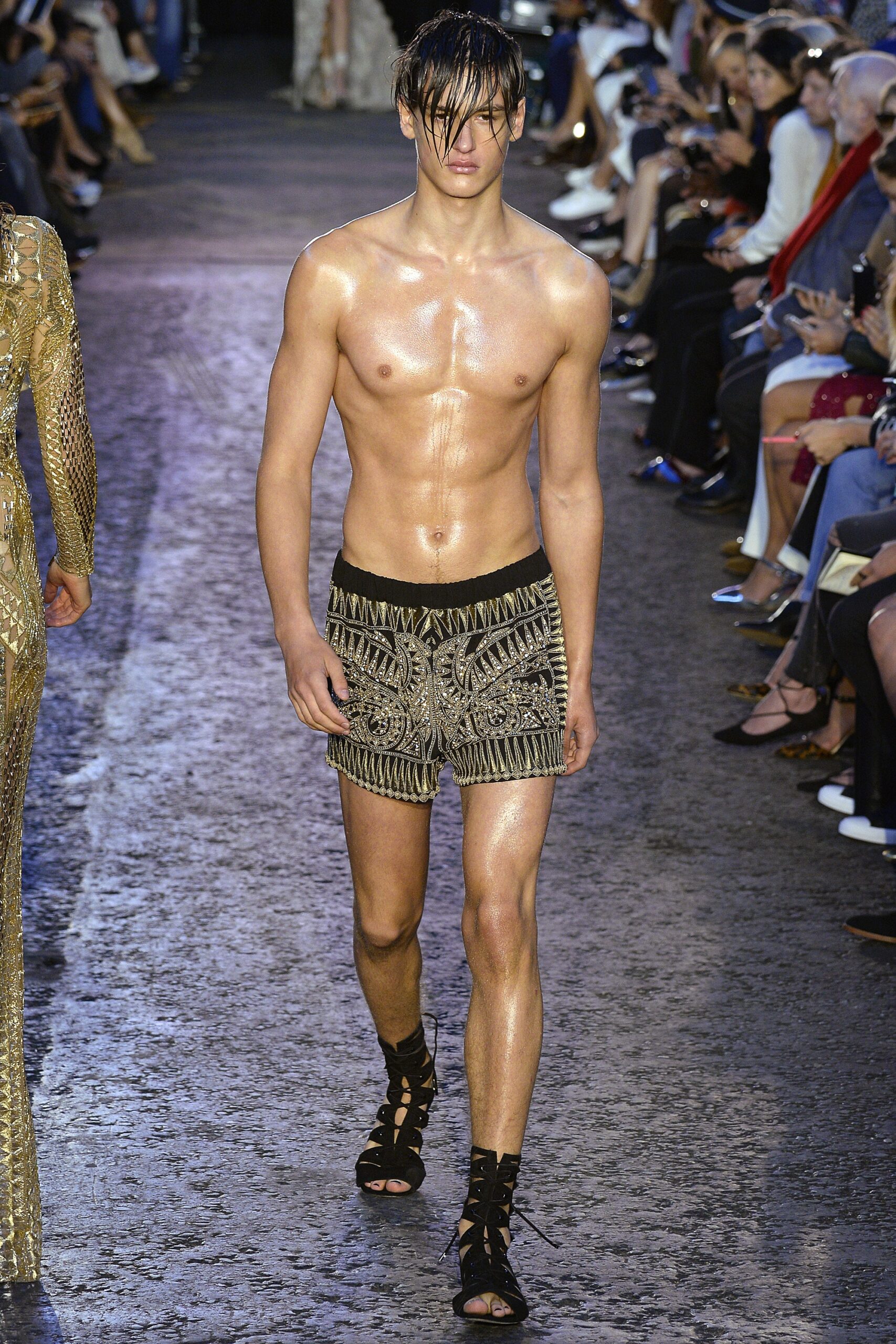 Julien Macdonald S/S 16 Look 48