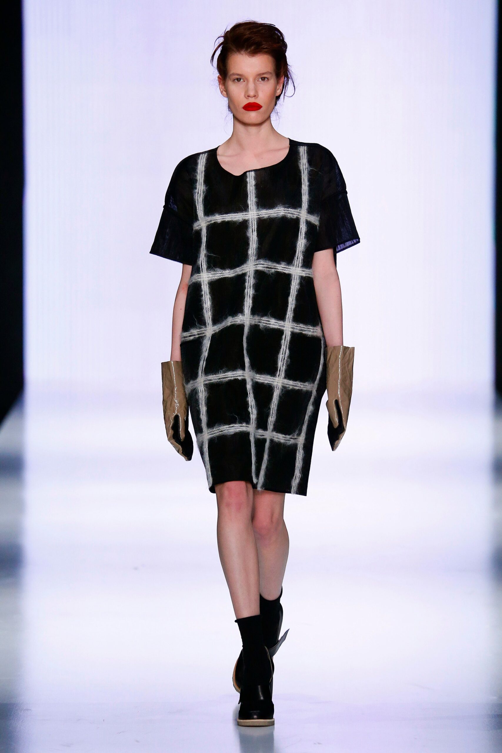 Julia Nikolaeva Russia F/W 16 Look 16