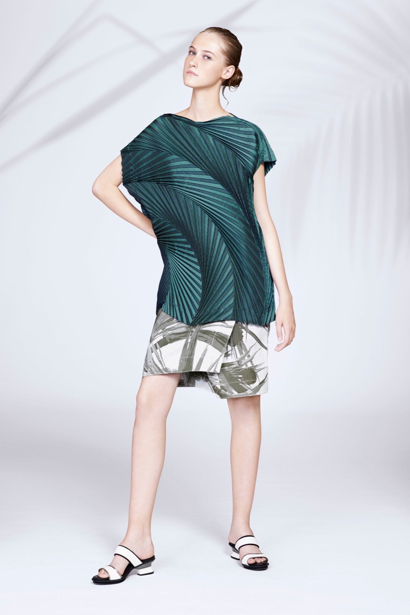 Issey Miyake Resort 16 Look 4