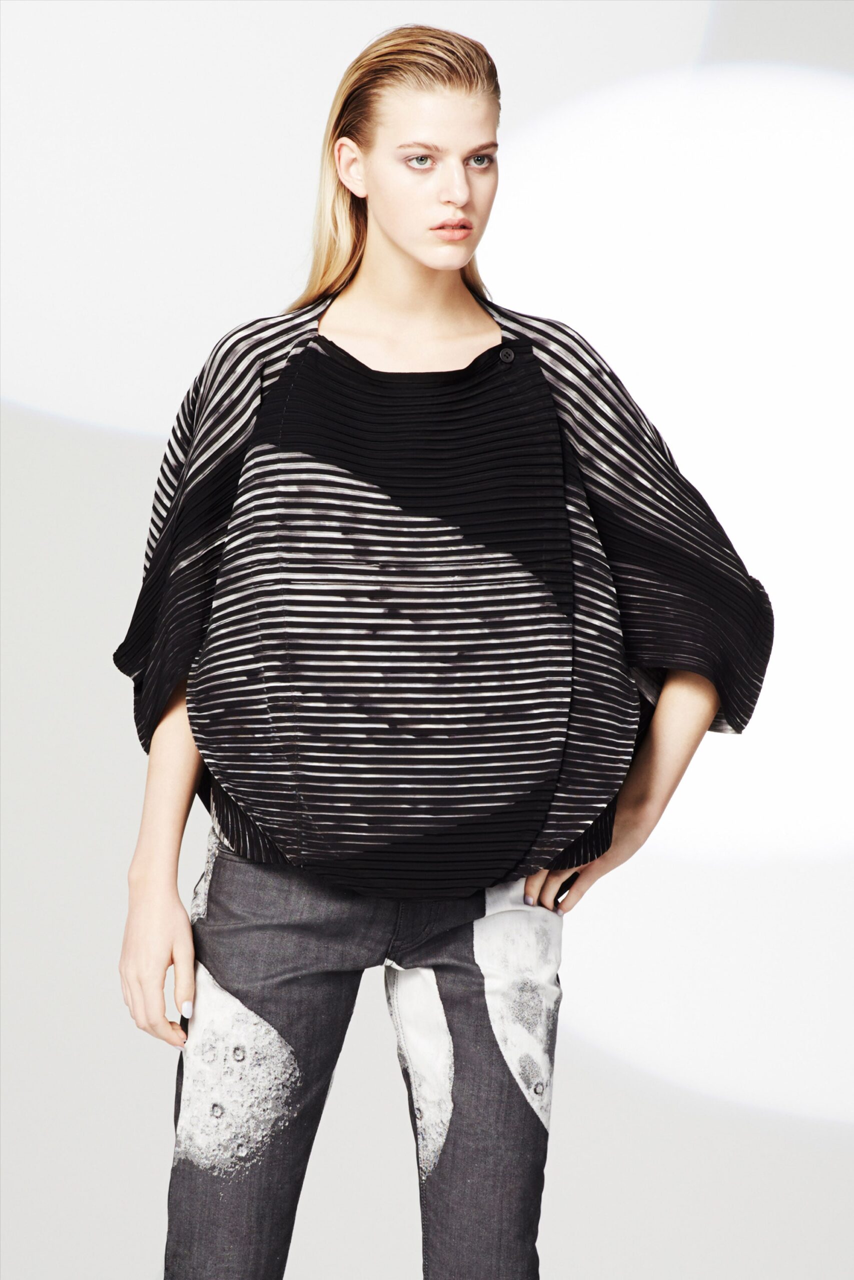 Issey Miyake F/W 16 Look 16