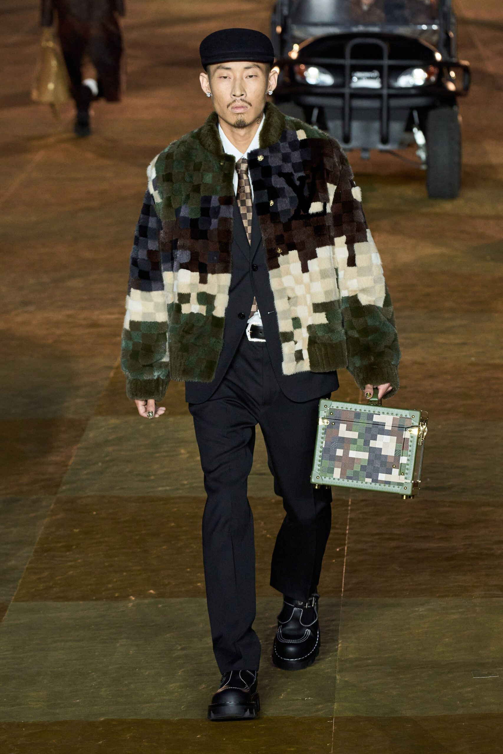 Louis Vuitton S/S 24 Menswear Look 21