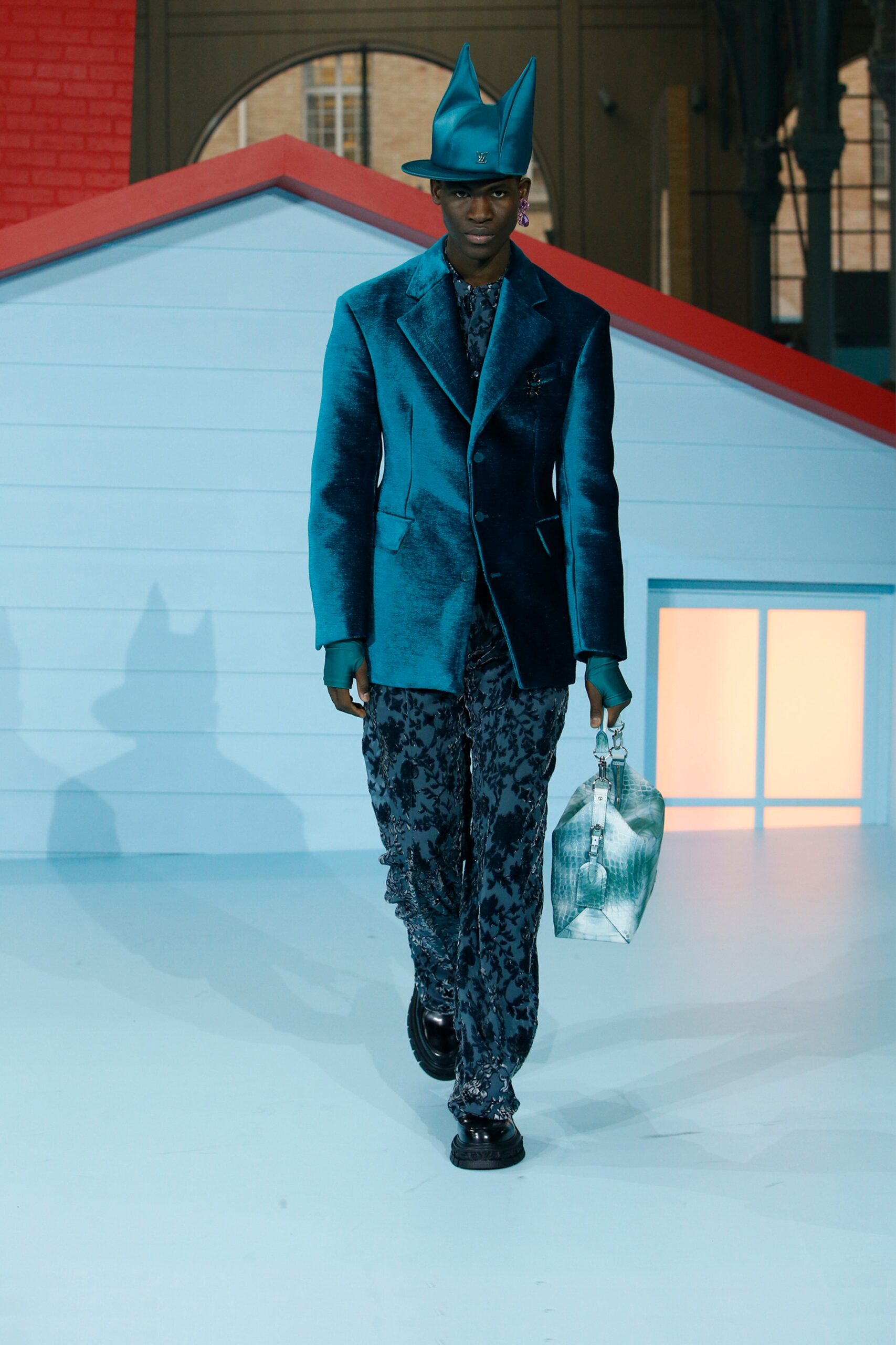 Louis Vuitton F/W 22 Menswear Look 32