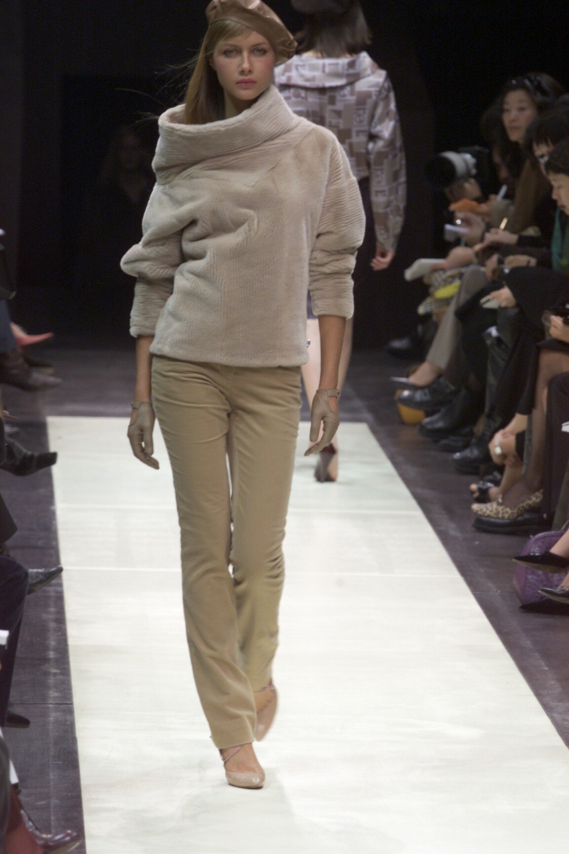 Louis Vuitton F/W 00 Look 32