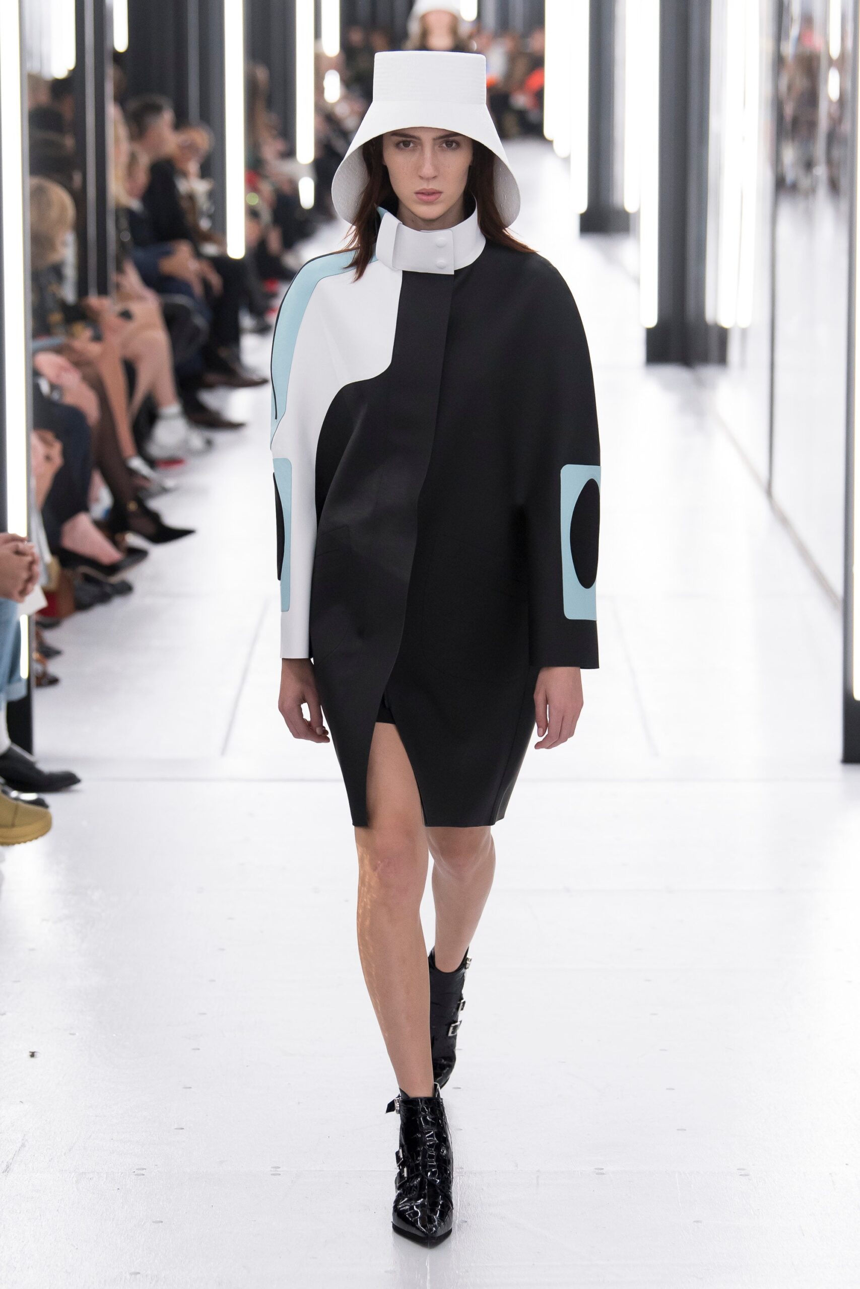 Louis Vuitton S/S 19 Look 33