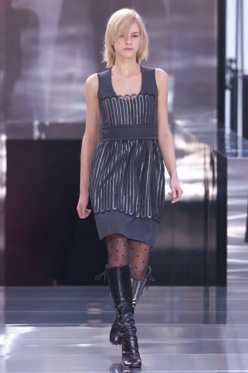 Louis Vuitton F/W 01 Look 37
