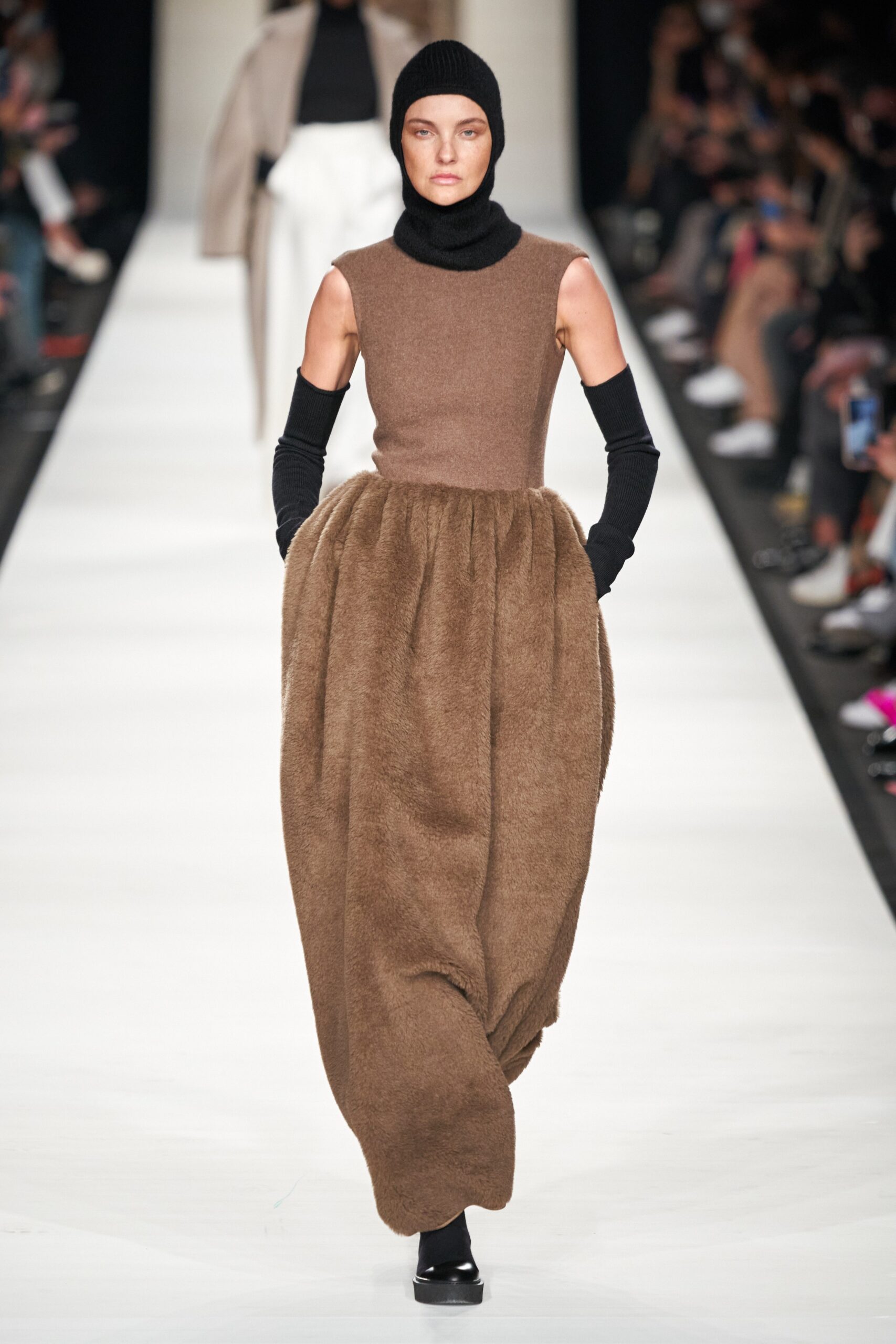 Max Mara F/W 22 Look 1