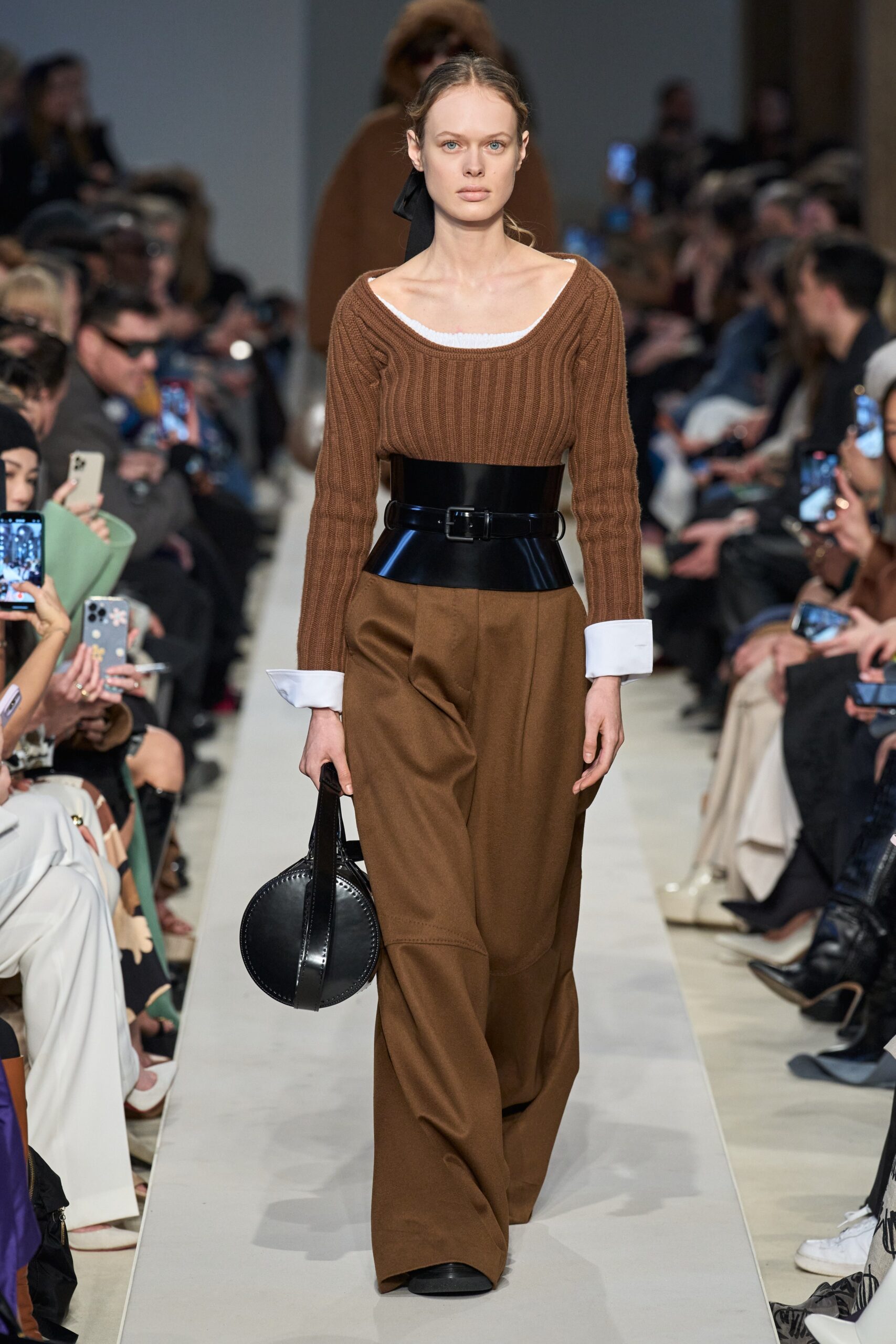 Max Mara F/W 23 Look 13