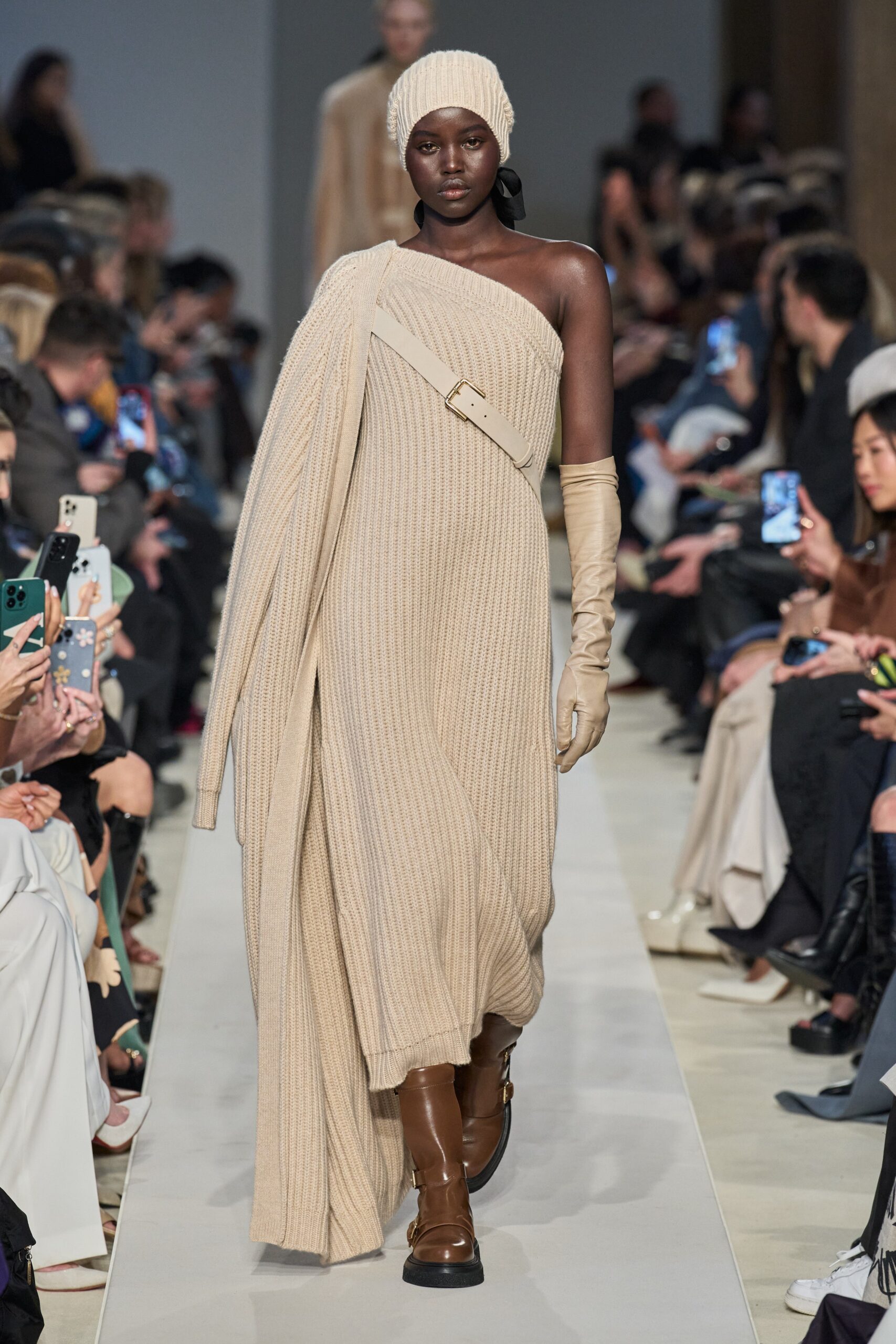 Max Mara F/W 23 Look 17