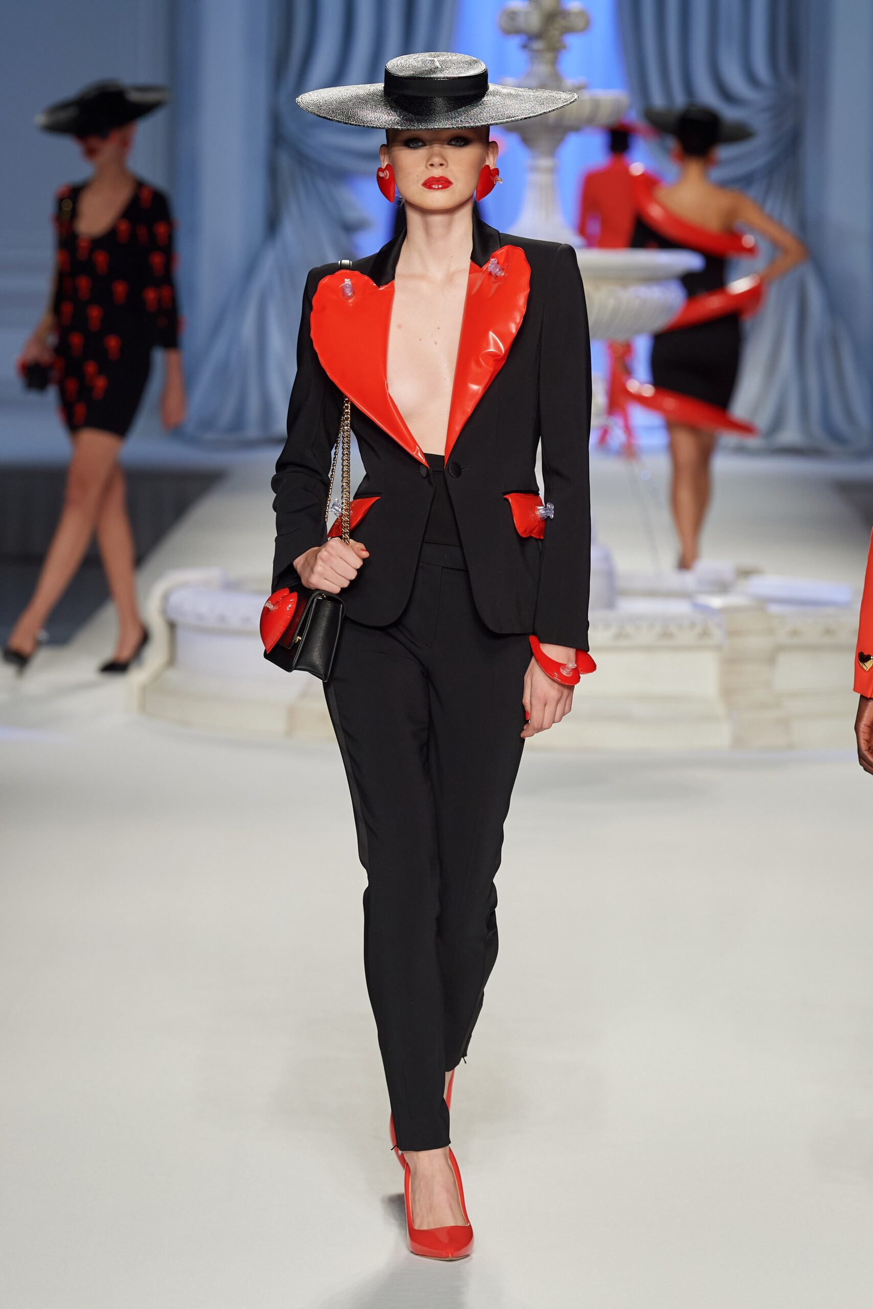 Moschino S/S 23 Look 15