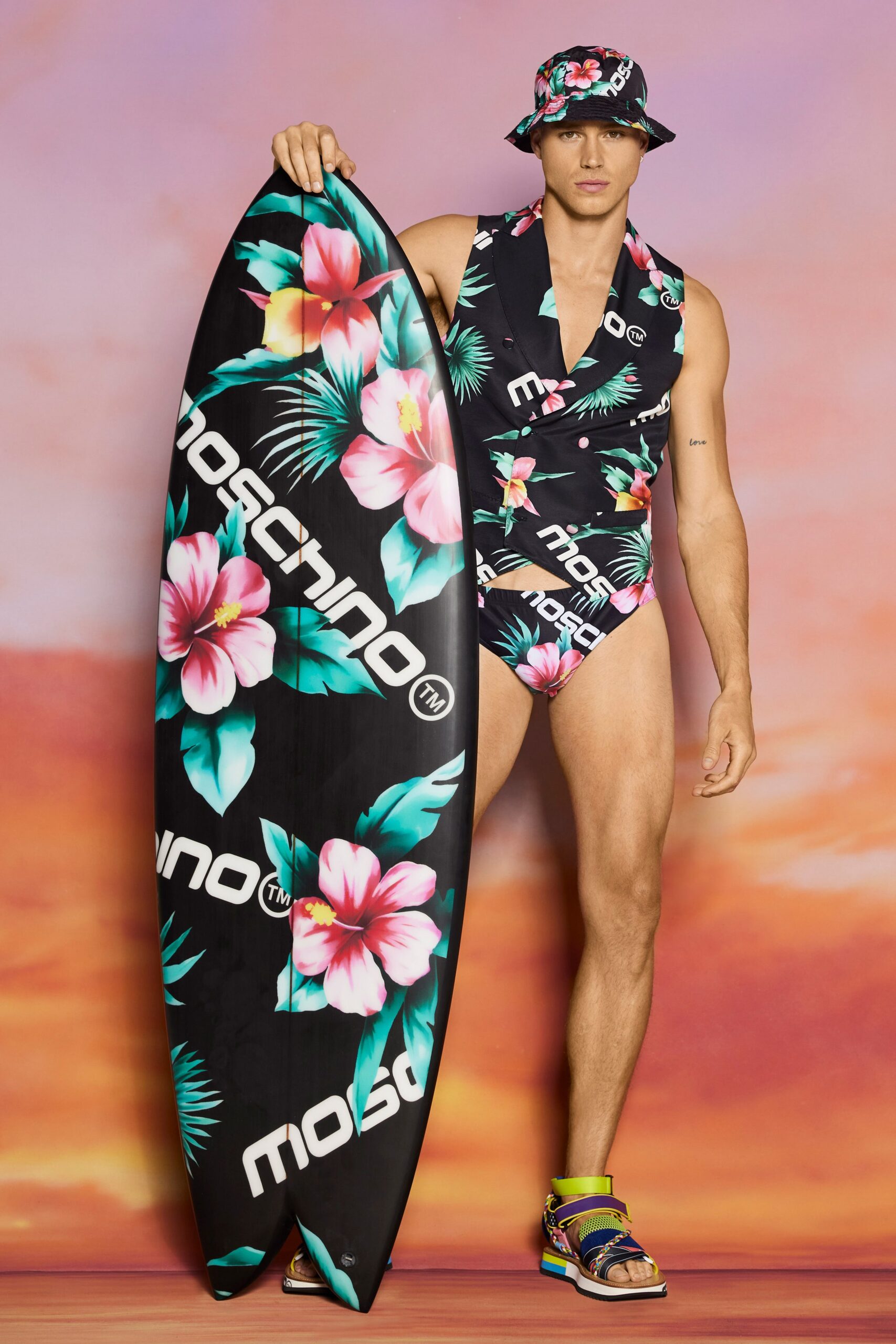 Moschino Resort 22 Look 16