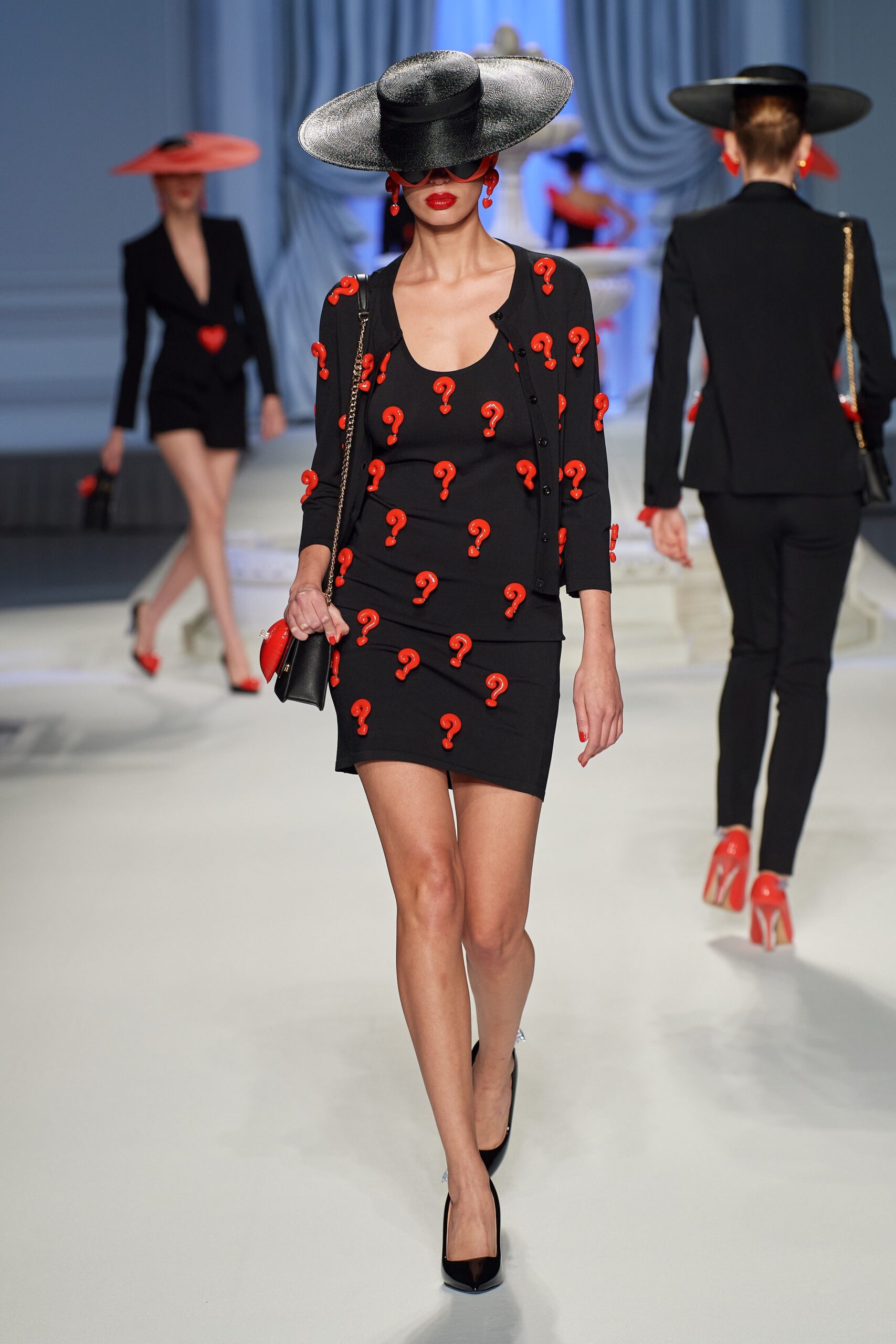 Moschino S/S 23 Look 16