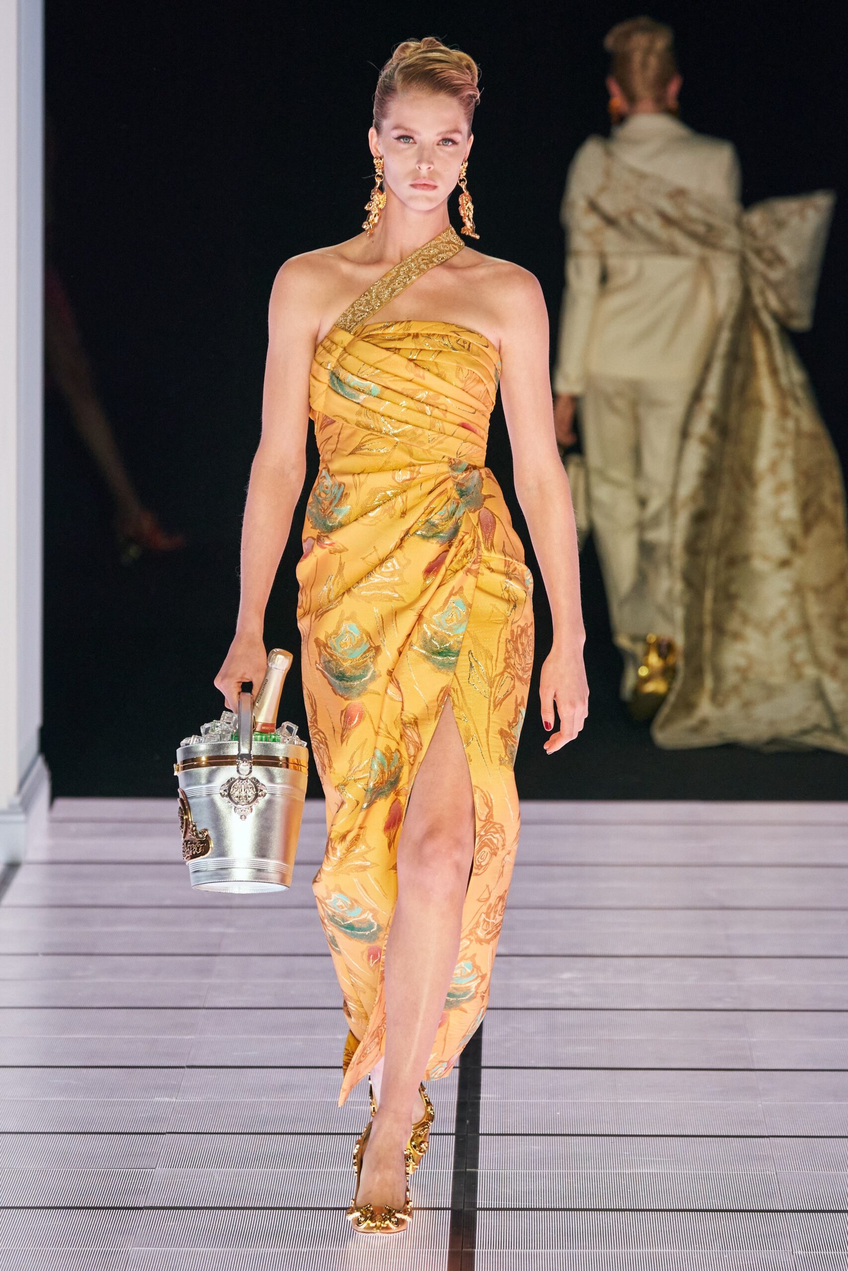 Moschino F/W 22 Look 17