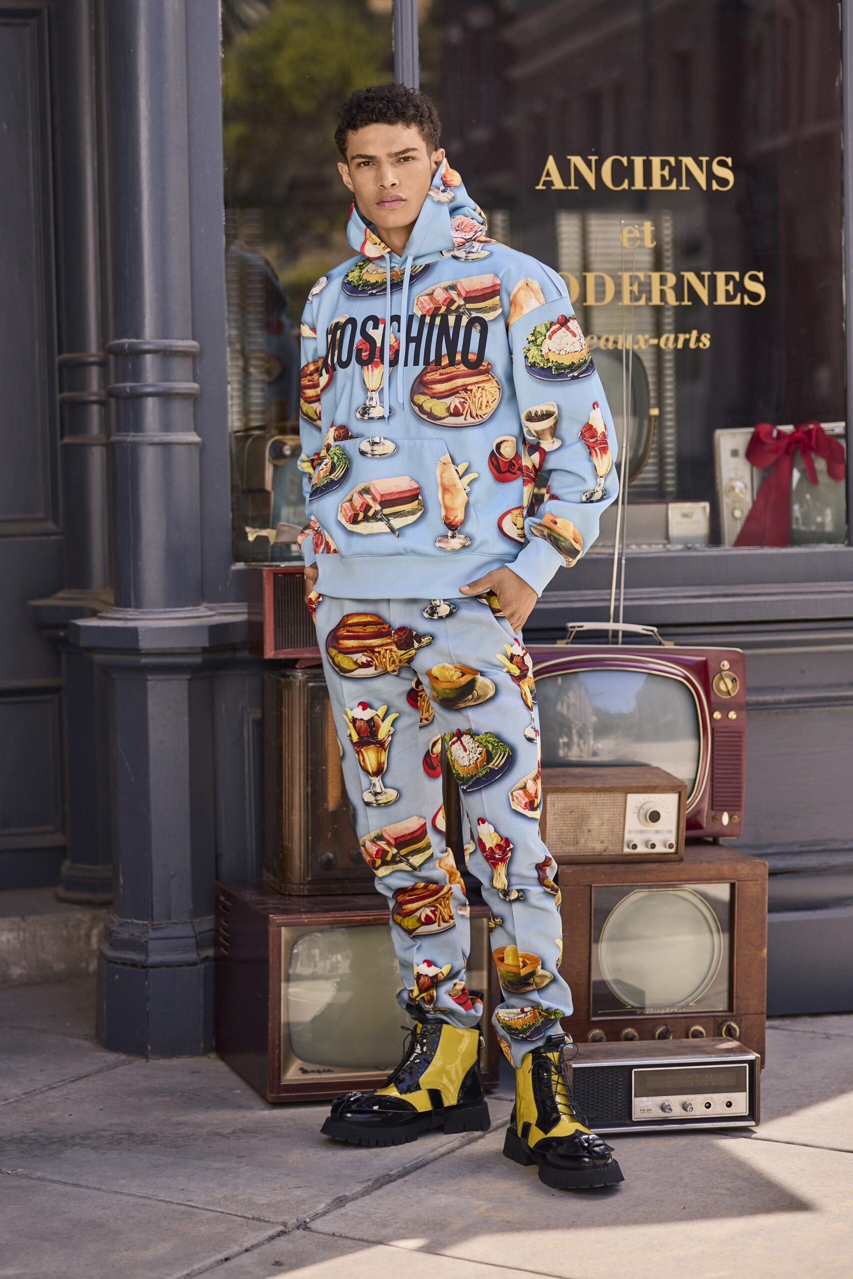 Moschino Resort 22 Look 18