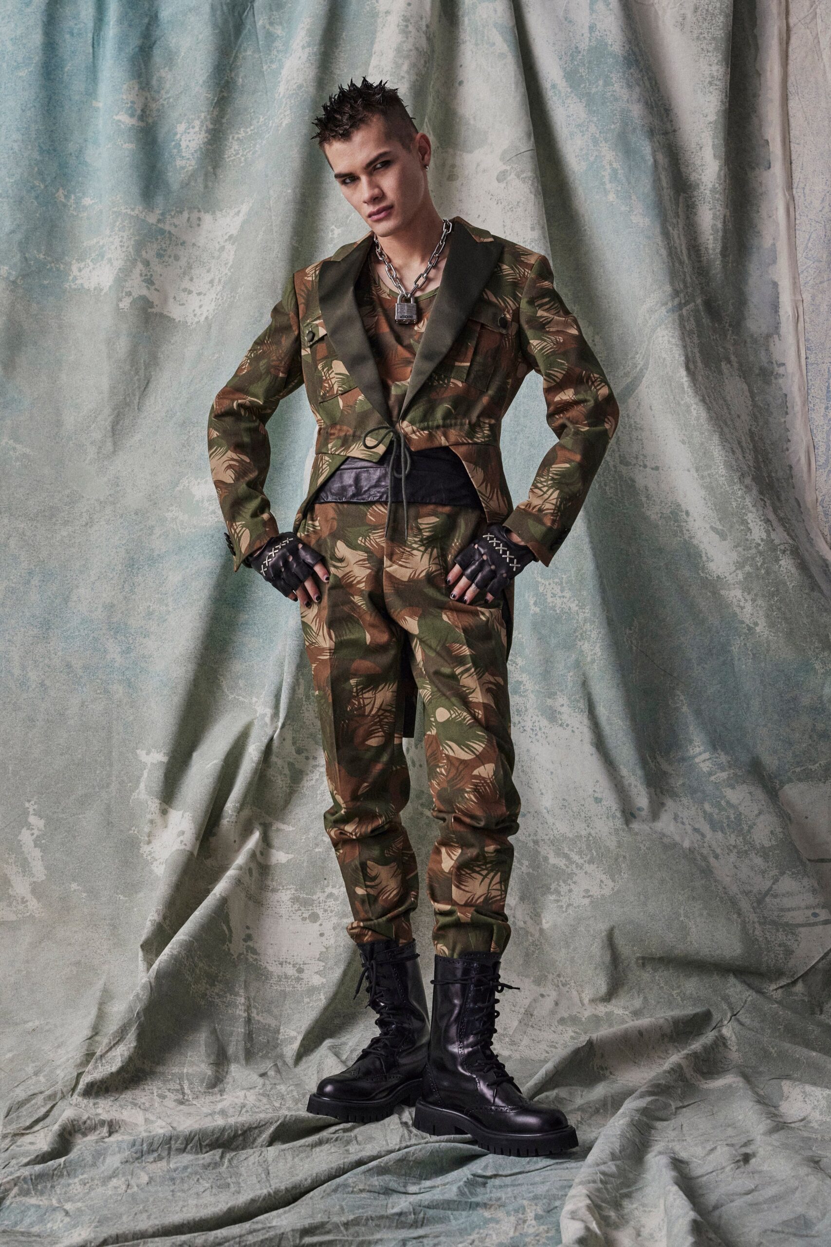 Moschino F/W 23 Look 19