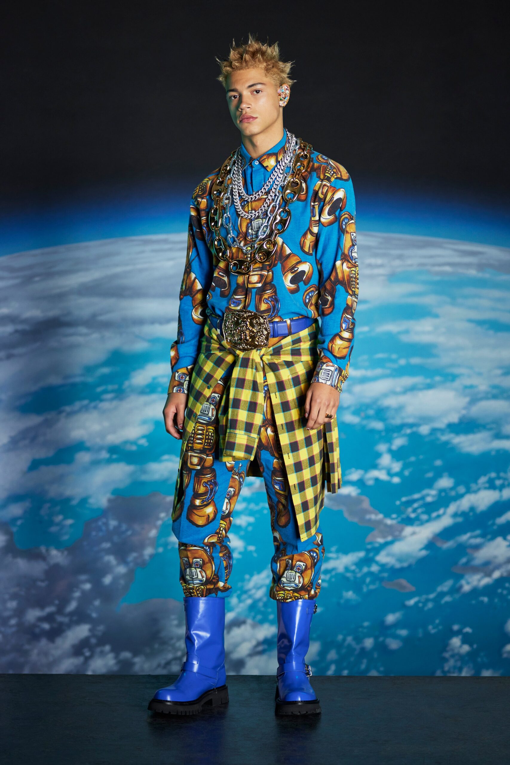 Moschino F/W 22 Look 21