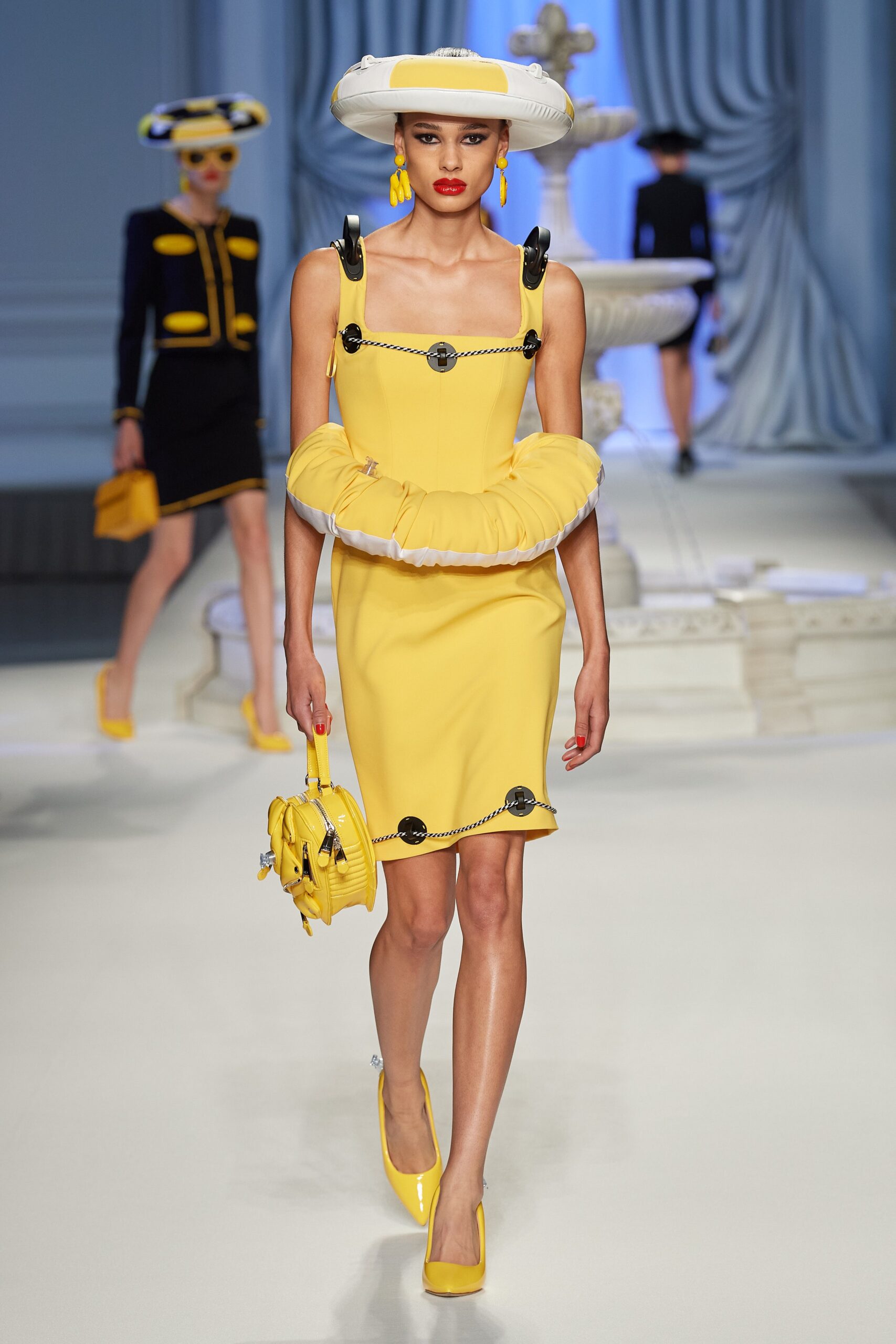 Moschino S/S 23 Look 21