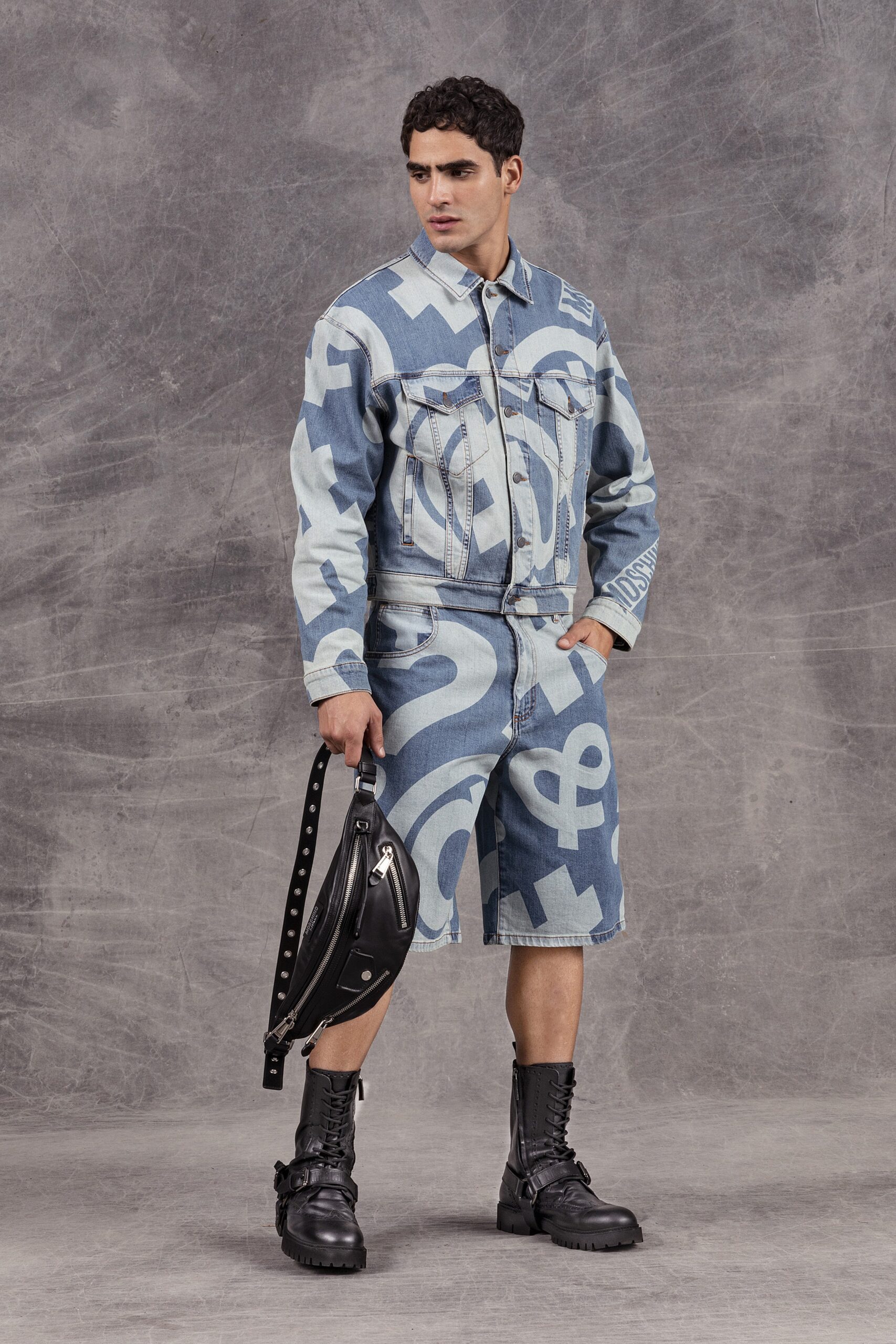 Moschino F/W 21 Look 22