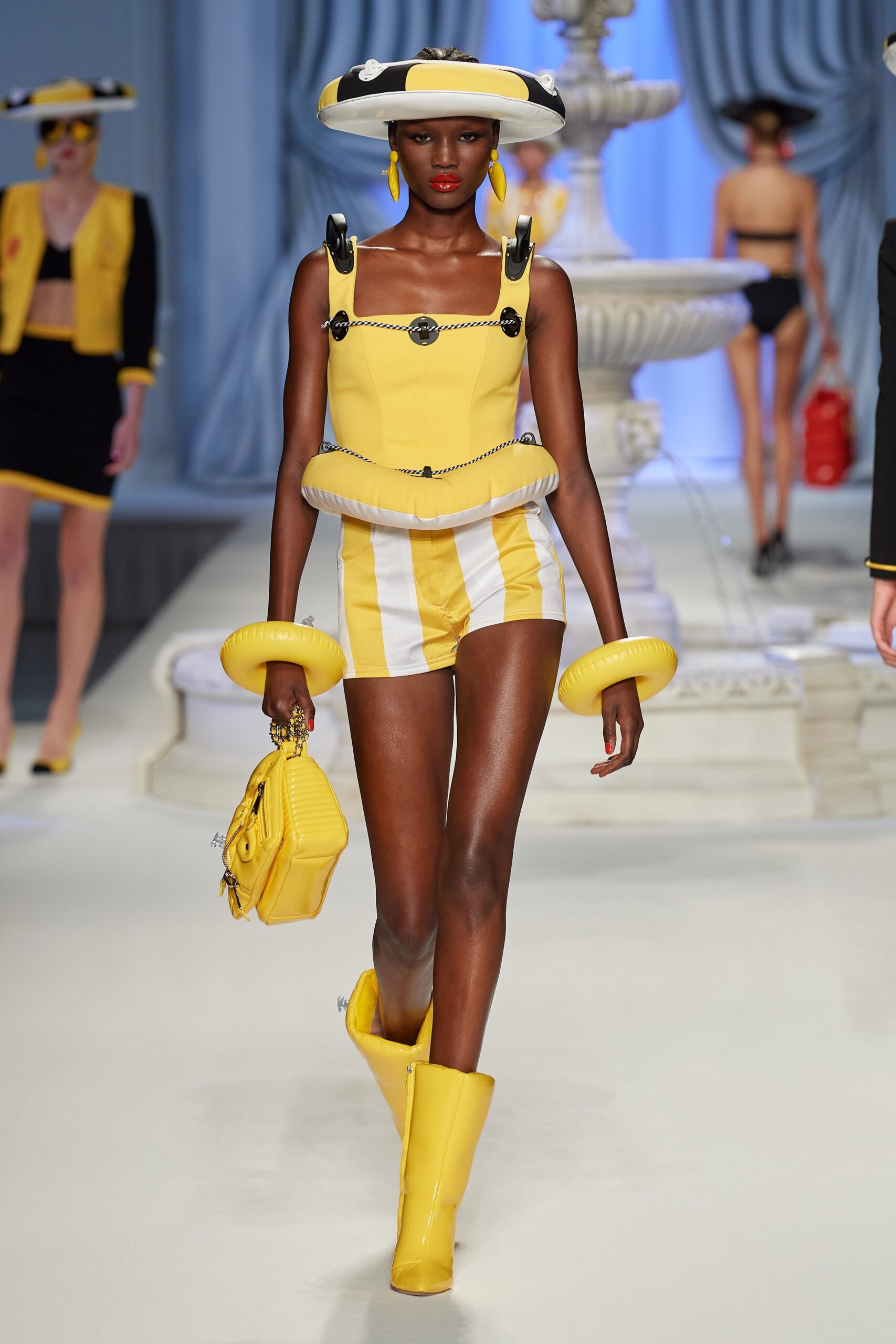 Moschino S/S 23 Look 23