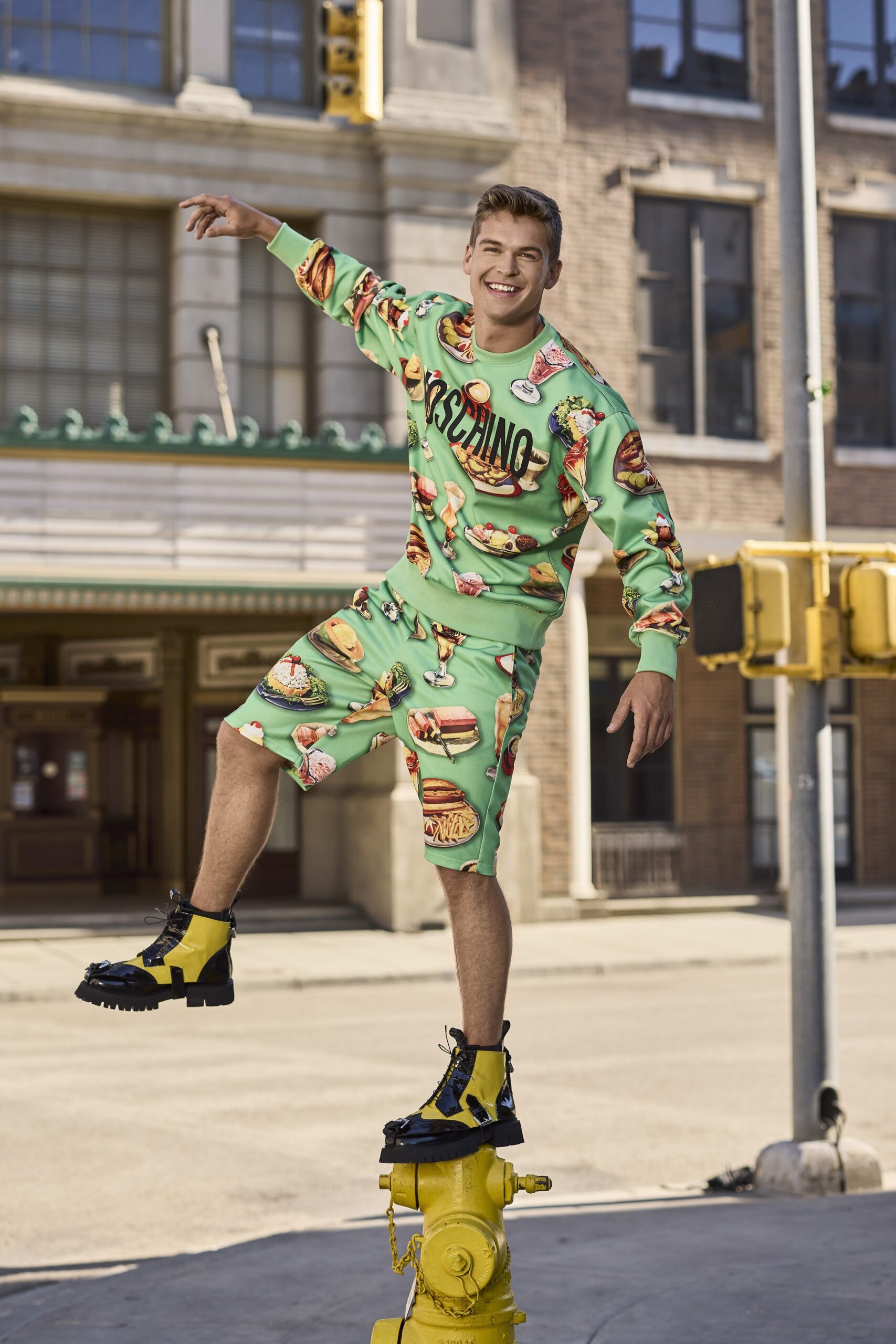 Moschino Resort 22 Look 25